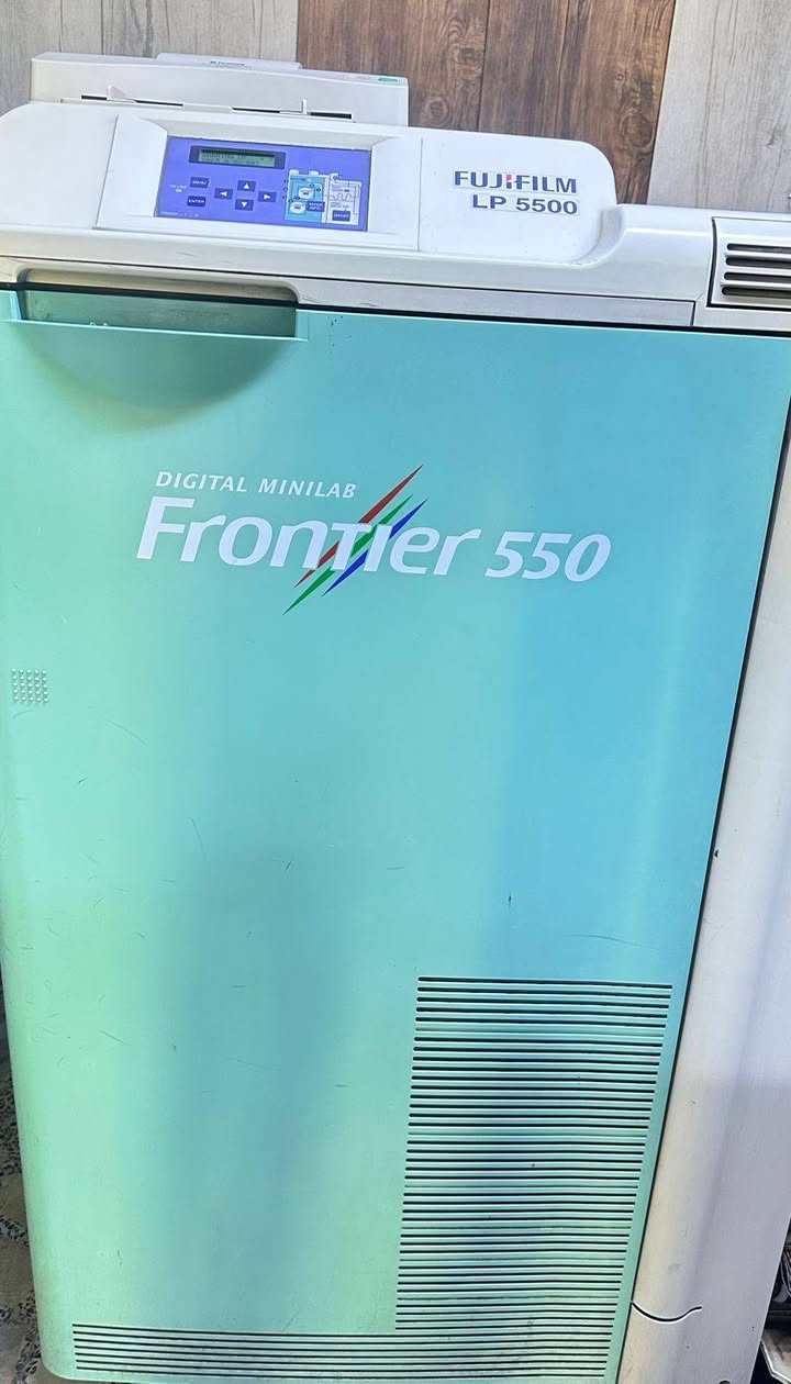 بيع طابعة مختبر صور احترافيةFUJIFILM Frontier 550 Digital Minilab و 340

من أشهر وأقوى مختبرات طباعة الصور الفوتوغرافية الاحترافية، مناسبة للمختبرات والاستوديوهات ومراكز الطباعة.

المواصفات:• طباعة ليزر فوتوغرافية عالية الجودة (Wet Lab)• سرعة إنتاج تصل إلى 1210 صورة قياس 10×15 بالساعة• تدعم الطباعة من 3.5 إنچ إلى 12 إنچ• تطبع حتى قياس 30×90 سم• ألوان دقيقة وجودة احترافية• تعمل على ورق FUJICOLOR Crystal Archive• نظام معالجة كيميائي CP-49E• مزودة بتقنية تصحيح الألوان والـ Red Eye تلقائياً• حجم مدمج واستهلاك طاقة اقتصادي• مناسبة لطباعة الصور الفوتوغرافية والأعراس والألبومات

للاستفسار والمعلومات أكثر التواصل خاص.
***********
