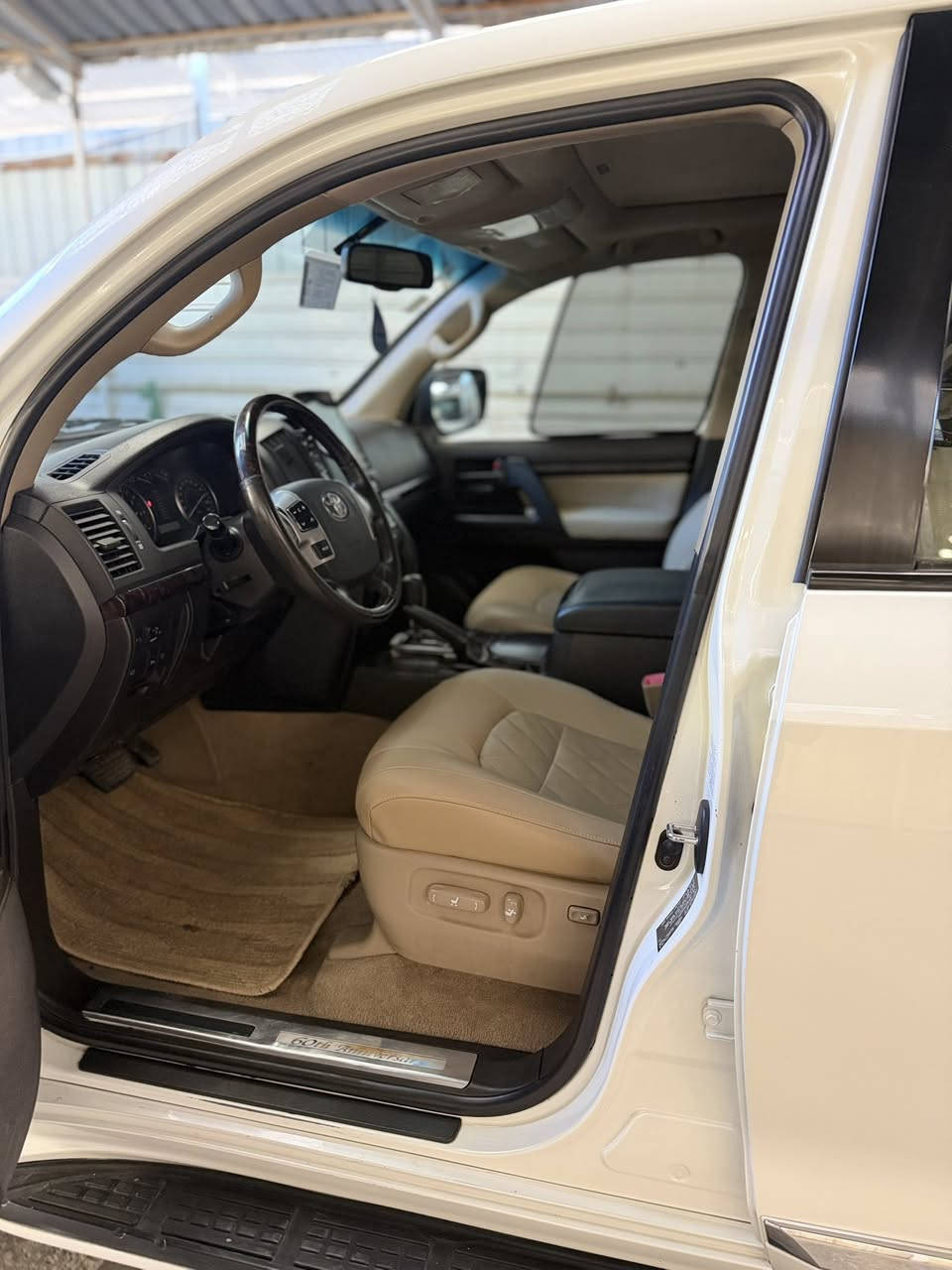 سلام عليكم للبيع لاندكروز 2011 ستينيه اصل رقم بغداد مكفوله كفاله عامه ماشيه163 حقيقي تحويل مباشر فول واحد على واحد  مكان سياره بغداد سعر سياره 340 وبيهه مجال بصيط اي ستفسار اتصل وخادم ***********
