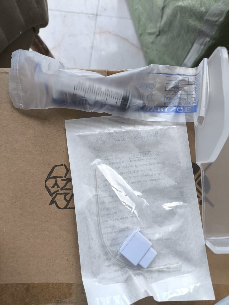 هذا هو جهاز زرع الخلايا (Cell Implanter) أو مسدس الميزوثيرابي، وهو جهاز تجميل غير جراحي يستخدم لترطيب الوجه وتحسينه. 
يستخدم تقنية الميزوثيرابي لتحسين الجلد وإزالة التجاعيد.
يتميز بأنه خالٍ من الإبر وغير غازي. للتواصل متوفر واتساب ***********
