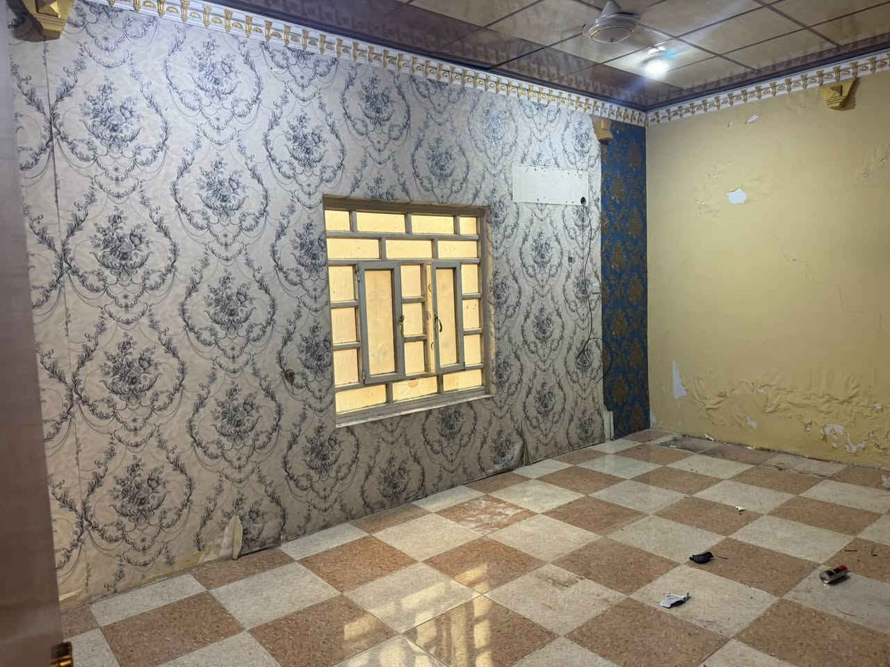 بيت لاجار ارضي مساحه ٢٥٠م
يحتوي ع اسقبال و٣غرف منام وصاله ومطبخ وصحيات 
وكراج جاهز لسكن ***********
كافه خدمات ماء وكهرباء مقرنص
 المطيحه سنيديه قرب شارع العام
