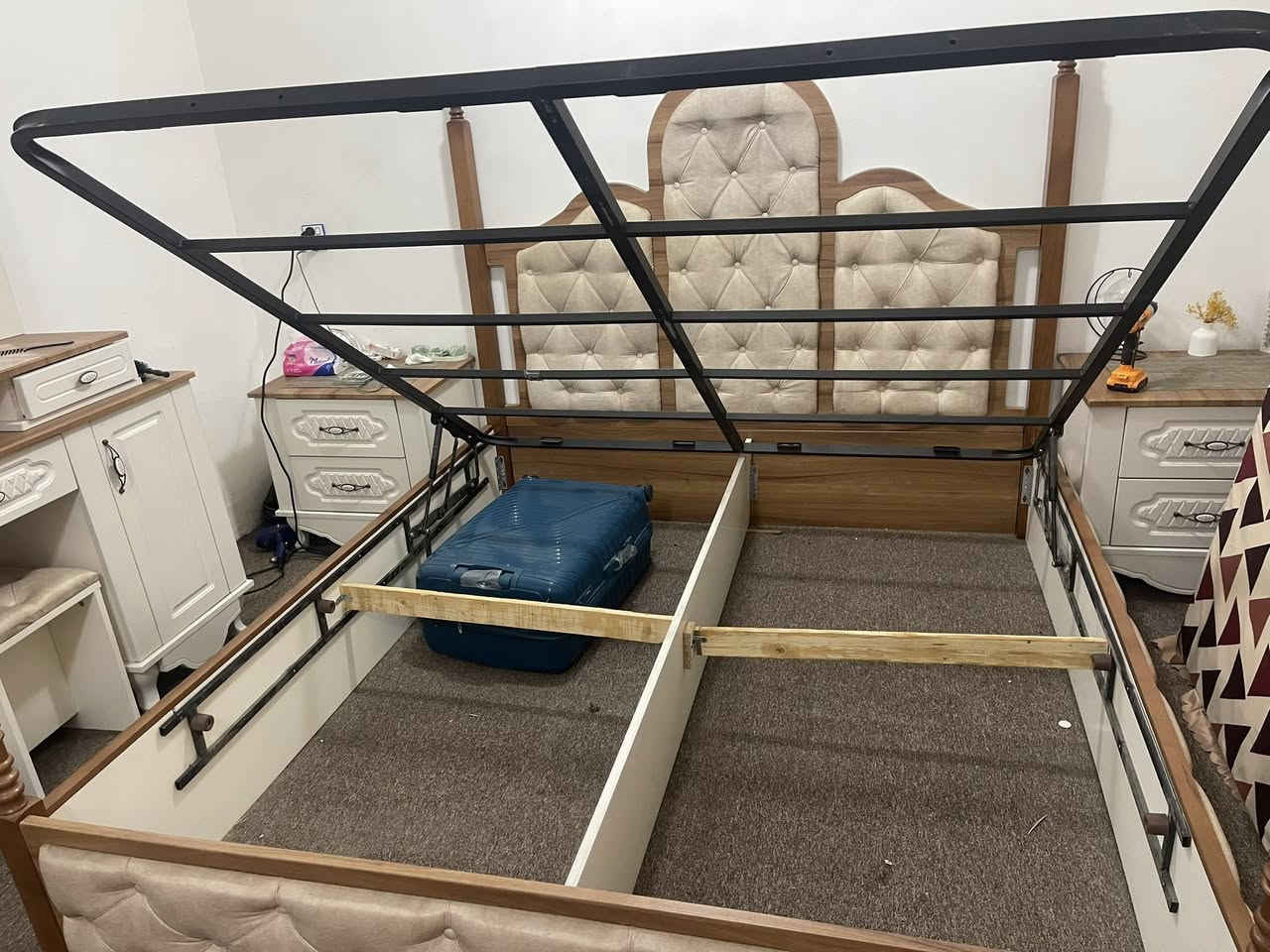 غرفه نوم مودرن نضيفه جدا استعمال اقل ستةاشهر 7قطع سرير مخزن السعر مليون وميه وبيه مجال  مكاني بياع رساله ***********  الارجل خشب زان
