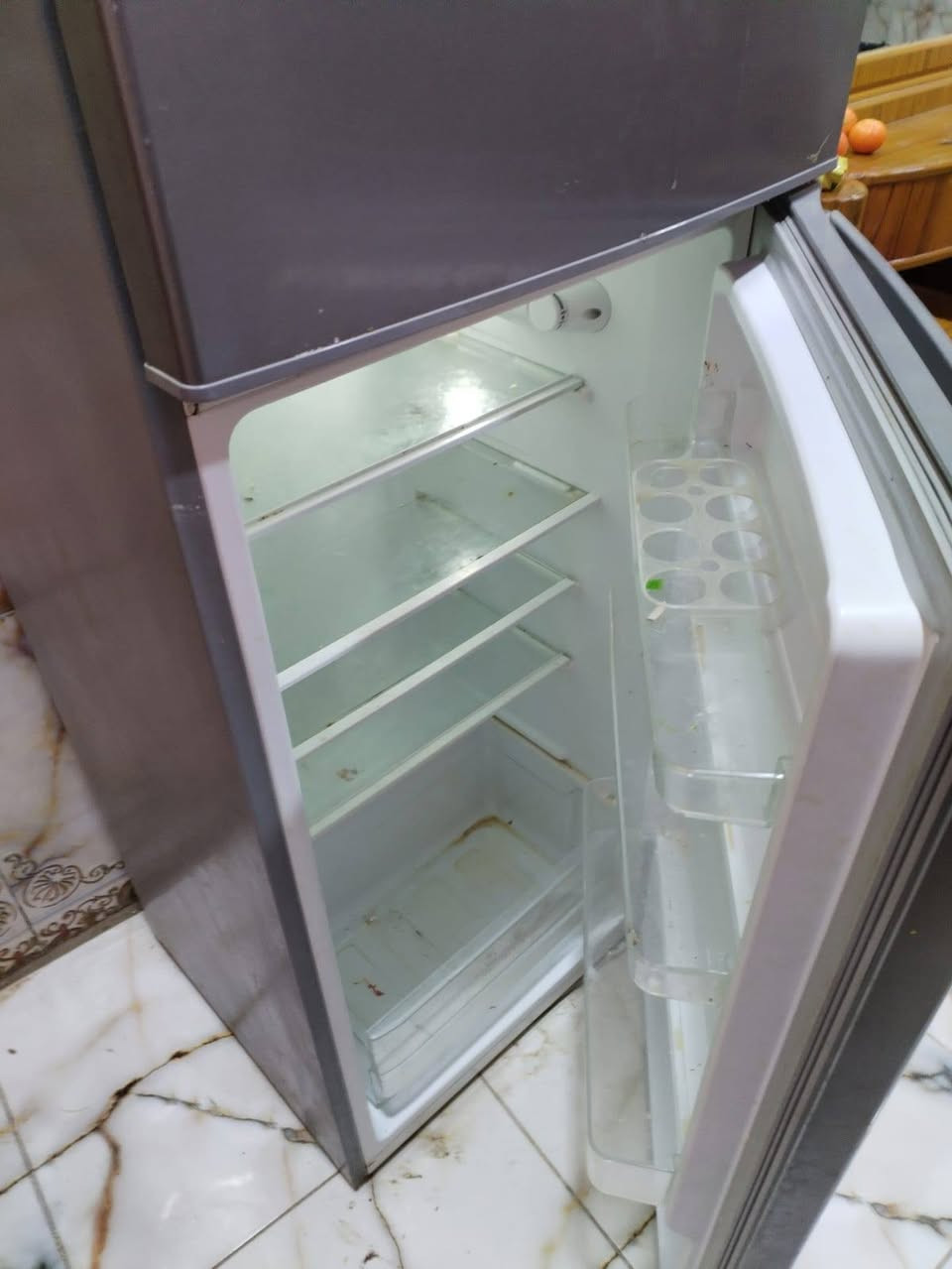 ثلاجه للبيع  جديده مستعمله قليل 200 بيه مجال قليل واتساب ***********
