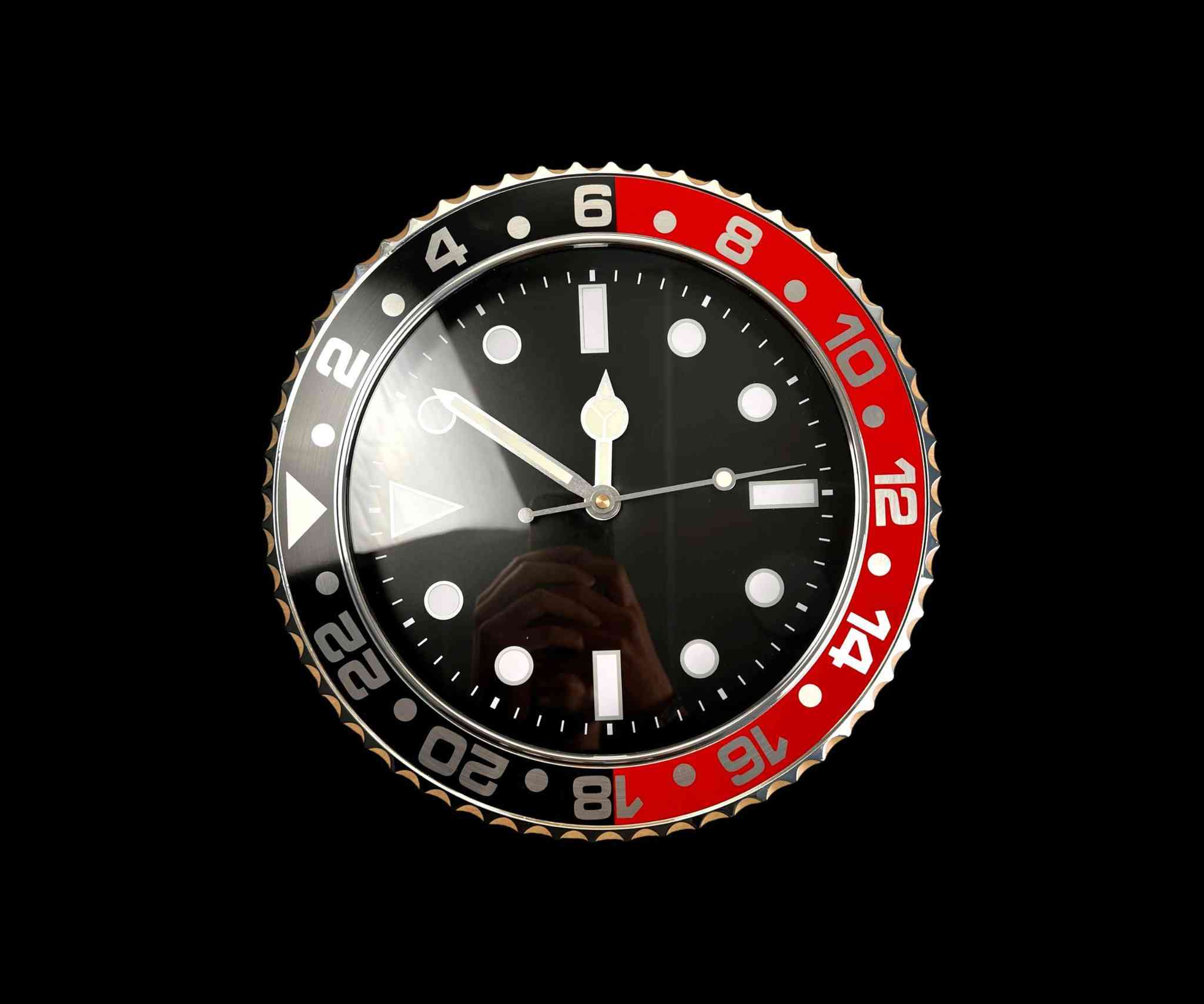 ساعة جدارية بتصميم ساعات رولكس

الاستخدامات

تُستخدم كساعة حائط لعرض الوقت بدقة داخل المنزل أو المكتب.

مناسبة لغرف المعيشة، غرف النوم، المكاتب، المقاهي، وصالات الاستقبال.

قطعة ديكور مميزة تضيف لمسة فخامة على الجدار بفضل تصميمها المستوحى من ساعات رولكس الكلاسيكية.

مثالية لمحبي الساعات الفاخرة والديكورات العصرية.

المميزات

تصميم فاخر مستوحى من شكل ساعات Rolex Submariner  GMT الكلاسيكية.

إطار معدني بارز مع حواف تشبه إطار الساعة الأصلية (Bezel Design).

عقارب ومؤشرات واضحة مع طلاء مضيء لسهولة القراءة.

حركة Silent Quartz هادئة بدون صوت مزعج.

واجهة زجاجية شفافة تحمي الساعة من الغبار.

تصميم ثلاثي الأبعاد يعطي شكل ساعة يد كبيرة على الحائط.

يتوفر بعدة ألوان جذابة

تعمل بواسطة بطارية AA واحدة.

محتويات الصندوق

ساعة حائط بتصميم ساعة رولكس.

علبة كرتونية للحماية أثناء النقل.

الملاحظات

البطارية غير مرفقة مع المنتج.

يفضل تركيب الساعة على مسمار ثابت في الجدار.

أبعاد الكرتون

الطول: 31 سم  العرض: 4 سم  الارتفاع: 31 سم

توصيل بغداد ومحافظات بغداد, العراق


**إذا كنت صاحب هذا الإعلان وتريد حذفه لأي سبب، رجاءا أرسل رسالة إلى الدعم الفني**