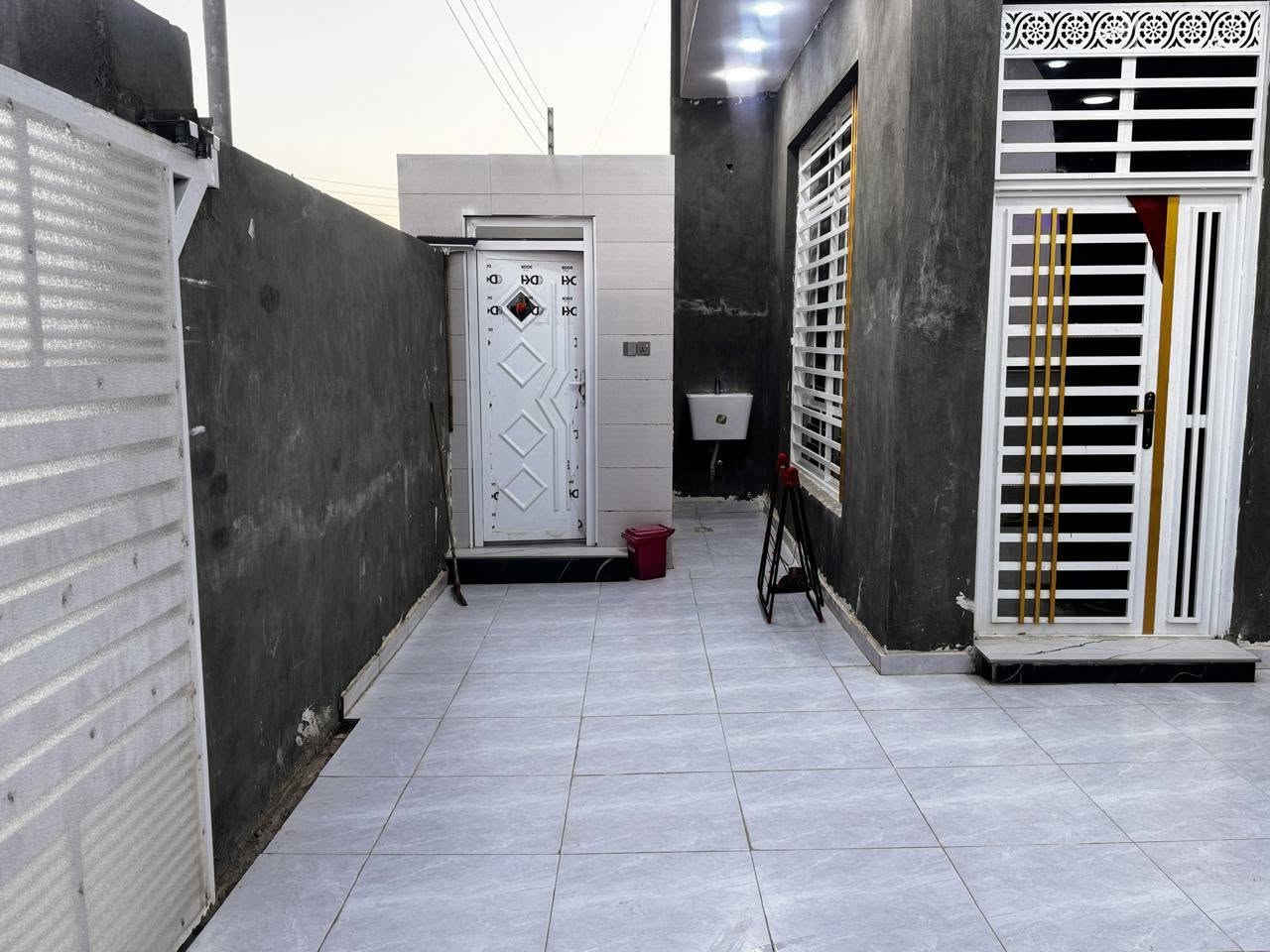 بيت للبيع حي القصور المساحه ٢٠٠متر يحتوي على استقبال وصاله ومطبخ وثنين غرف رايدينه ب١١٨ وبيه مجال للاستفسار هذا رقمي ***********
