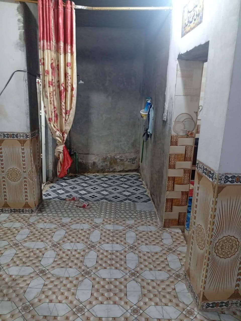 سلام عليكم بيت البيع حي المنصور جهت سكه القطار المساحه 350متر متكون البيت غرفتين وصاله ومطبخ صحيات داخليات براني بس داك ساسه مرفوع لا ستفسار عله رقم ***********بي واساب
