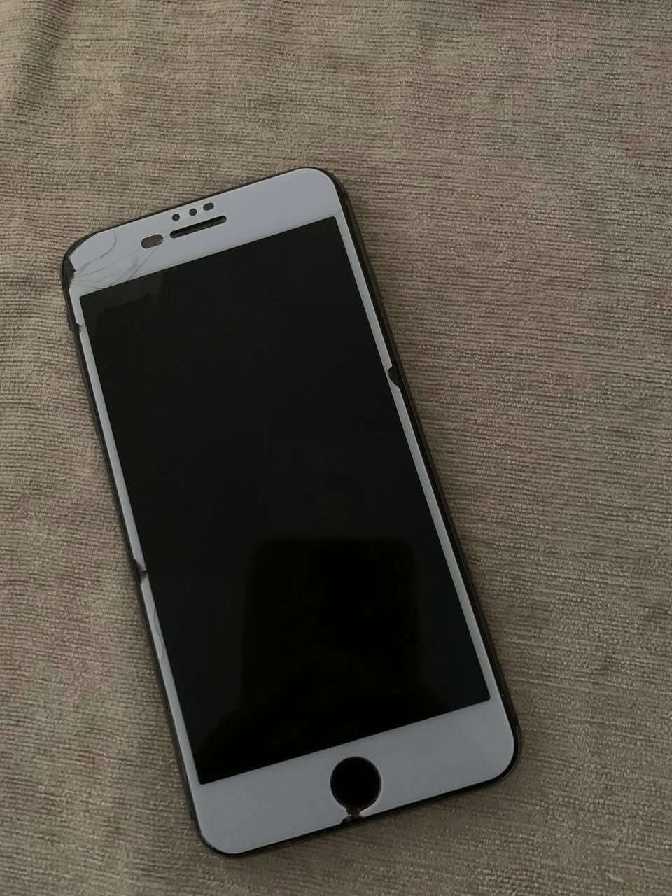 ايفون ٨پله س 
شاشه و بطاريه مبدل  
كل شغال مابي عيب 
٩٠ ألف
***********
