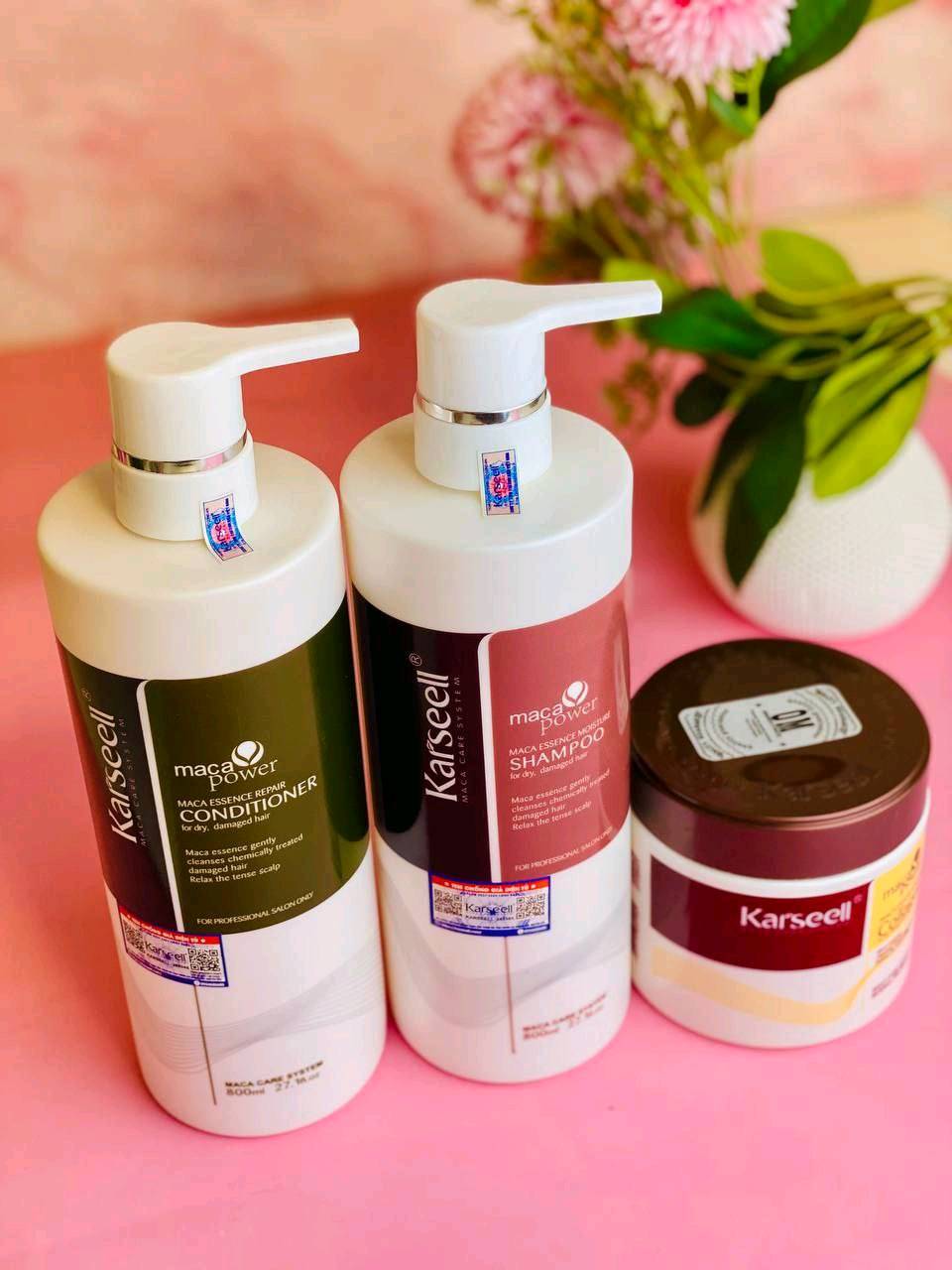 مجموعة العناية بالشعر من كارسيل الإيطالية 🇮🇹💯Karseell Maca Care System، والتي تتكون من شامبو + بلسم + ماسك الكولاجين  ، حلاً مخصصاً لإصلاح الشعر الجاف والتالف كيميائياً، وهي غنية بمكونات طبيعية مثل مستخلص الماكا وزيت الأرغان والكولاجين والأعشاب. 

الفوائد الرئيسية
✔️ تساعد المكونات الغنية، خاصة زيت الأرغان وفيتامين E، على ترطيب الشعر بعمق ومنع الجفاف.
✔️وتعمل تركيبة الكولاجين على إعادة بناء وتقوية بنية الشعر من الداخل، مما يقلل من التقصف ويحسن المرونة.
✔️ تمنح المجموعة الشعر نعومة فائقة ولمعاناً جذاباً، وتساعد في التحكم بالتطاير.
✔️ يوفر حماية من أضرار الأشعة فوق البنفسجية والحرارة الناتجة عن التصفيف والعوامل البيئية.
✔️ على الرغم من أنها مثالية للشعر الجاف والتالف، إلا أنها مناسبة لجميع أنواع الشعر، بما في ذلك الشعر المصبوغ والمعالج كيميائياً. 
✔️تحتوي المنتجات على مزيج من المكونات المختارة بعناية: 
مستخلص الماكا الذي يعزز صحة الشعر ويدعم نموه الصحي.
✔️زيت الأرغان يرطب ويغذي الشعر بعمق ويمنحه اللمعان.
✔️والبروتينات المتحللة مثل بروتين القمح والكيراتين، تعمل على تقوية ألياف الشعر وإصلاحها.
✔️هذه المجموعة خالية من الكبريتات والبارابين والفوسفات.
#الاصلي المنشأ إيطالي 🇮🇹💯
سعر البكج الثلاثي الكامل 45مع التوصيل لكافه المحافظات 