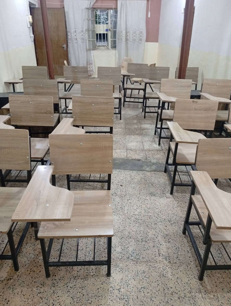 السلام عليكم يوجد ستولات عدد 30 وسبورات مدرسيه عدد 2 وميز مكتبي وكرسي غير مستعمل بسعر مناسب المكان ديالى بعقوبة اتصل وتدلل***********
