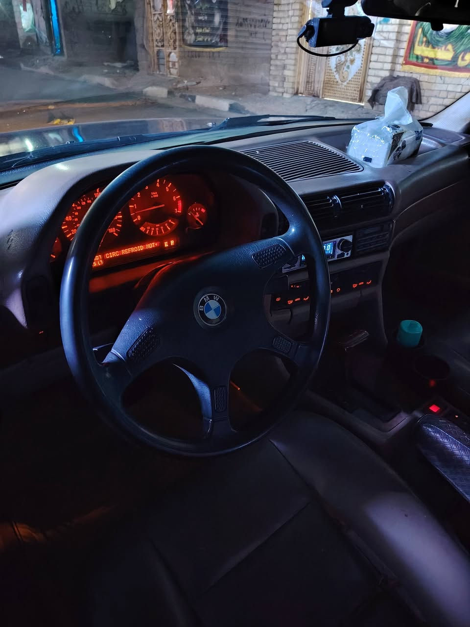 السلام عليكم BMW موديل 91 كير ومحرك جدد غرفه نضيفه تخم تاير صدر امامي خلفي جدد درايم شفت خلفي جدد التبريد جان ثلج قبل يومين وكفت الكمبريسر بسمي هزه جديده تحويل مباشر السعر ٥٥ وبيها مجال بسيط ***********
