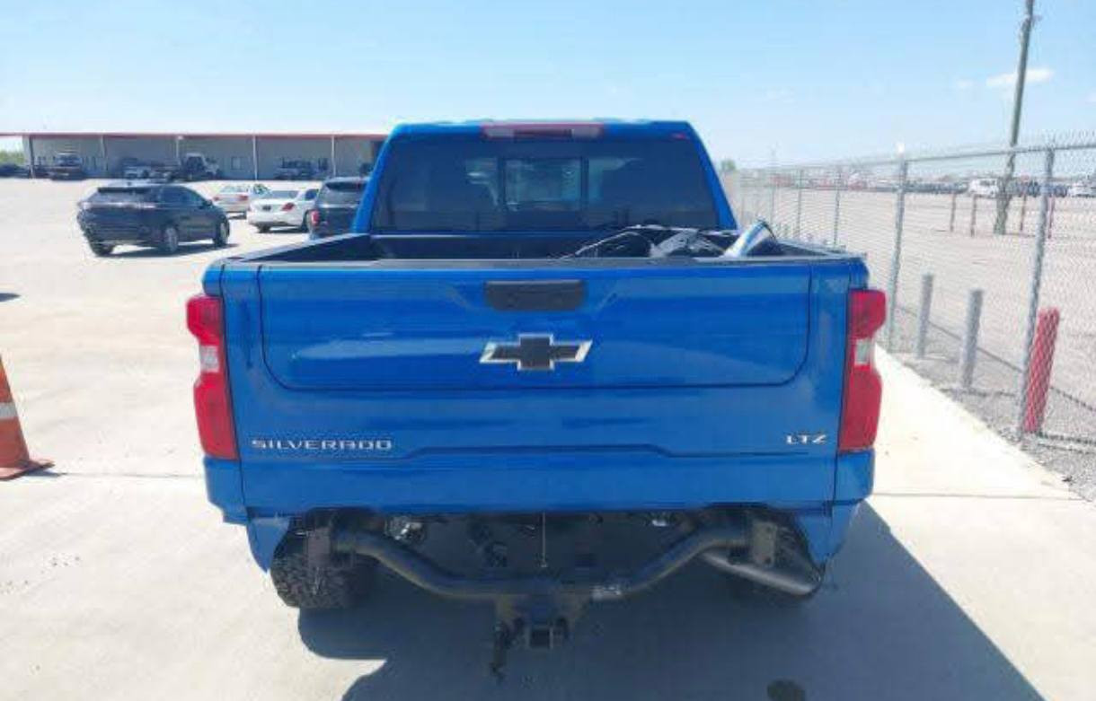 السلام عليكم
للبيع سلفرادو موديل 2024 LTZ 
سياره فول مواصفات فتحه 
ماشية ٤ الاف ميل 
محرك ٨ سلندر ٥٣٠٠ 
كير طرح 
شاشه جبيره 
دبل باب خلفي 
باب طويل بدي الكصير المرغوب 
السياره واصله بغداد موجوده بكراده كمب ساره 
داخله  بكتاب شهداء 
يعني بس تصليح الرقم مجاني على الدوله 
السياره تشتغل وتمشي 
السعر $31700 قفل 
317 ورقة قفل
بيع فقط بدون مراوس
للتواصل ***********
