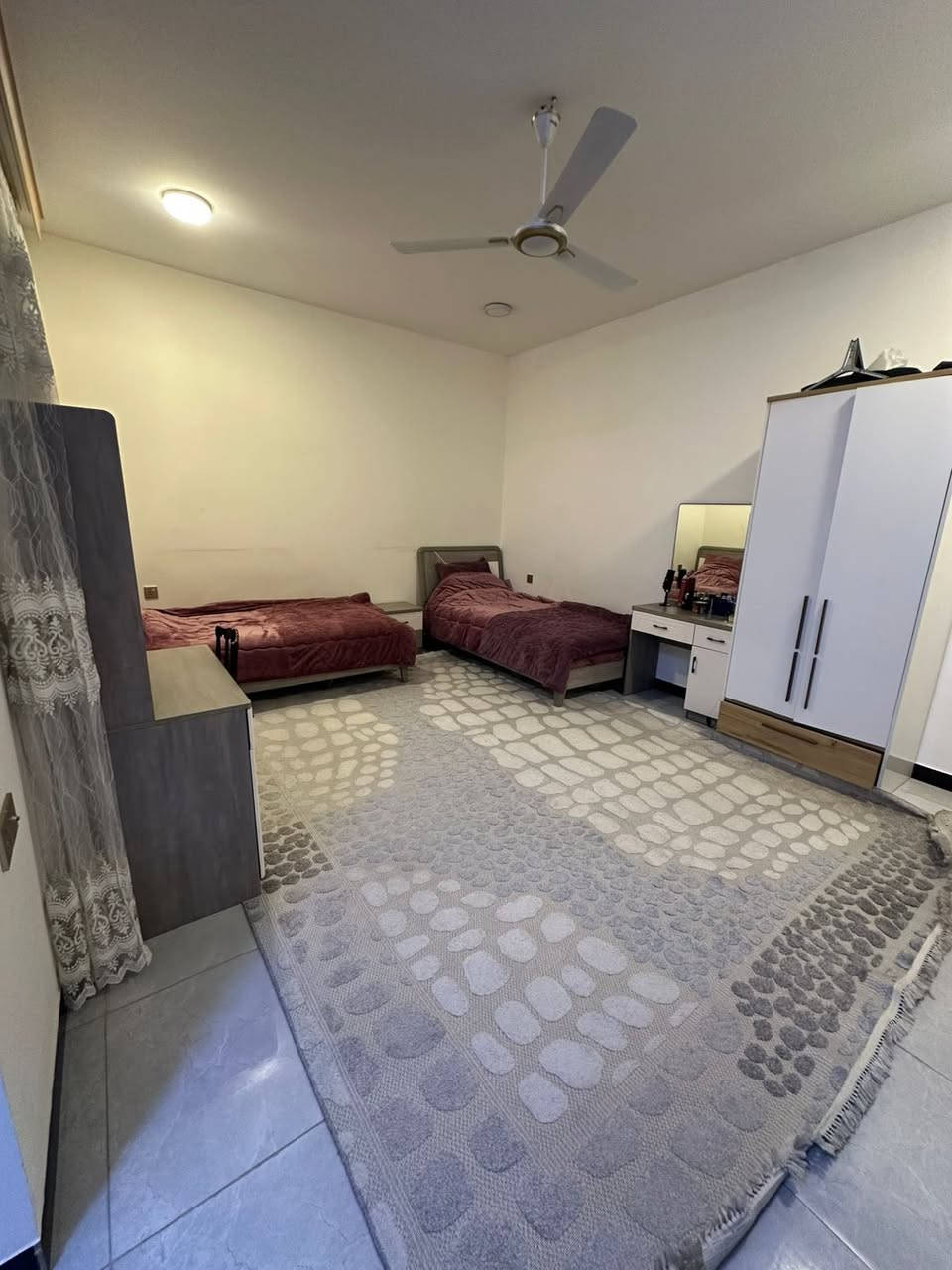 ⁨ ⁨#للبيع بيت حديث بسعر مغري في #السيدية !

🏡 تفاصيل العقار:

 المساحة: 150م
 الواجهة: 6م 
النزال: 25م

الطابق الأول: صالة لأستقبال الضيوف، مطبخ، غرفة نوم، وحمام بتصميم أنيق.

الطابق الثاني:ثلاث غرف نوم واحدة بالاضافة إلى حمام   

📍 موقع مثالي:
يقع المنزل في السيدية مربع الكهرباء على شارع عرض 12م

#لمعرفة #السعر #الرقم ( 1 ) #سأتي #السعر #مباشره

📞 للمزيد من التفاصيل أو لحجز معاينة، اتصل بنا على:
 *********** + واتساب مهندس غيث 
 *********** 

أو قم بزيارة مكتب برج الياقوت للتطوير العقاري في السيدية، شارع مركز الشرطة، مجاور صيدلية وصال شوقي، مدخل شارع أبو النخيل.

🛡️ إذا لم يناسبك هذا المنزل، لدينا خيارات متنوعة تشمل منازل، وأراضٍ تناسب جميع الأذواق.

#برج_الياقوت_للتطوير_العقاري #العراق #اكسبلور #realestate #explore #برج_الياقوت #غيث_علي⁩⁩⁩⁩
