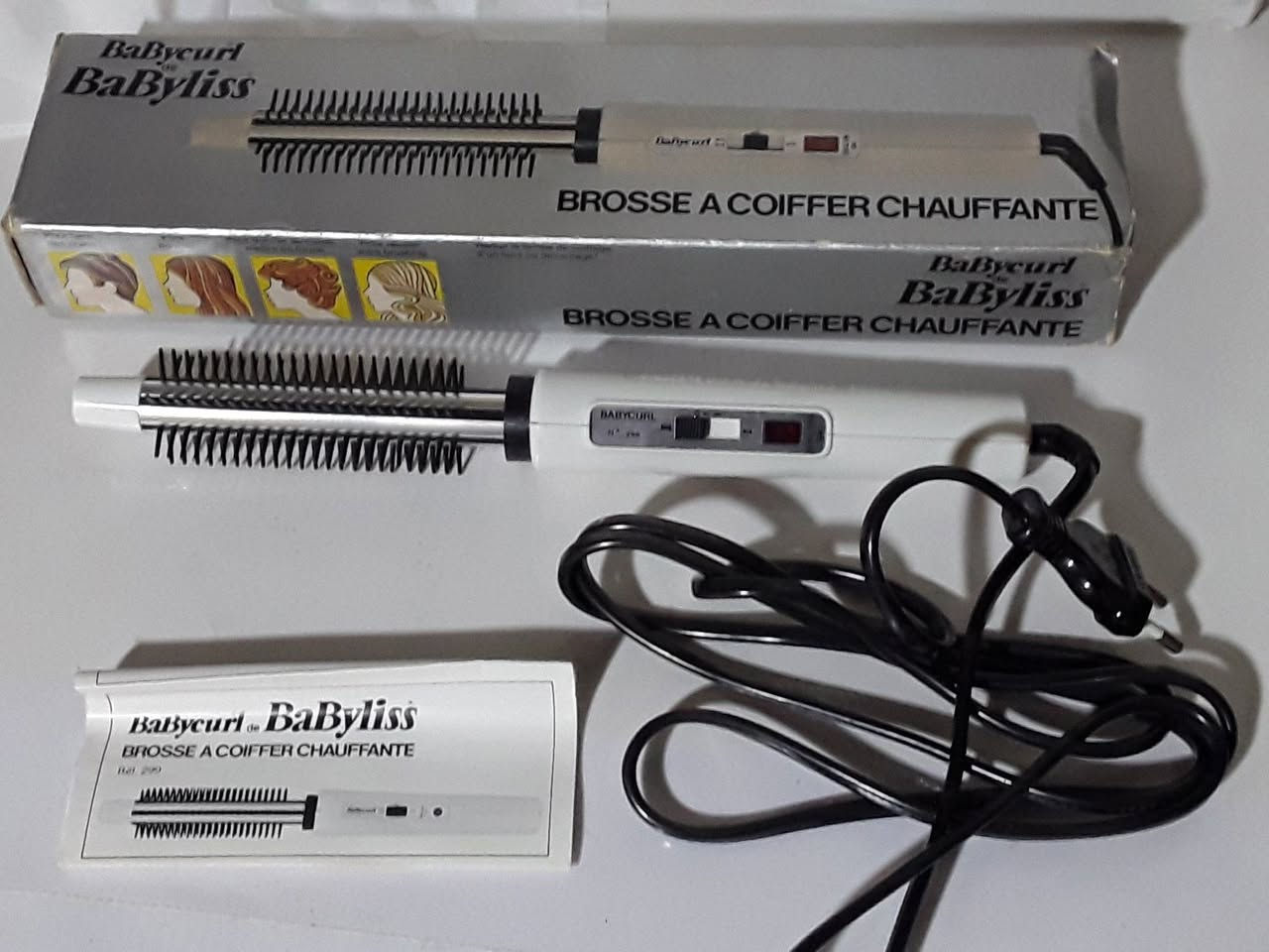 فرشاة شعر حرارية من ماركة Babyliss. [1, 2]

للمهتم فرشاه تستخدم هذه الفرشاة لتصفيف وتمليس الشعر، وتتميز بوجود إعدادين لدرجة الحرارة.

تشير التعليمات والعبوات الموجودة في الصورة إلى أنها نموذج كلاسيكي، وقد يختلف عن الموديلات الدوارة الأحدث.

تساعد هذه الأداة في توزيع الحرارة بالتساوي لتصفيف الشعر وتقليل الهيشان لعرض سعر مناسب فوق 200


**إذا كنت صاحب هذا الإعلان وتريد حذفه لأي سبب، رجاءا أرسل رسالة إلى الدعم الفني**
