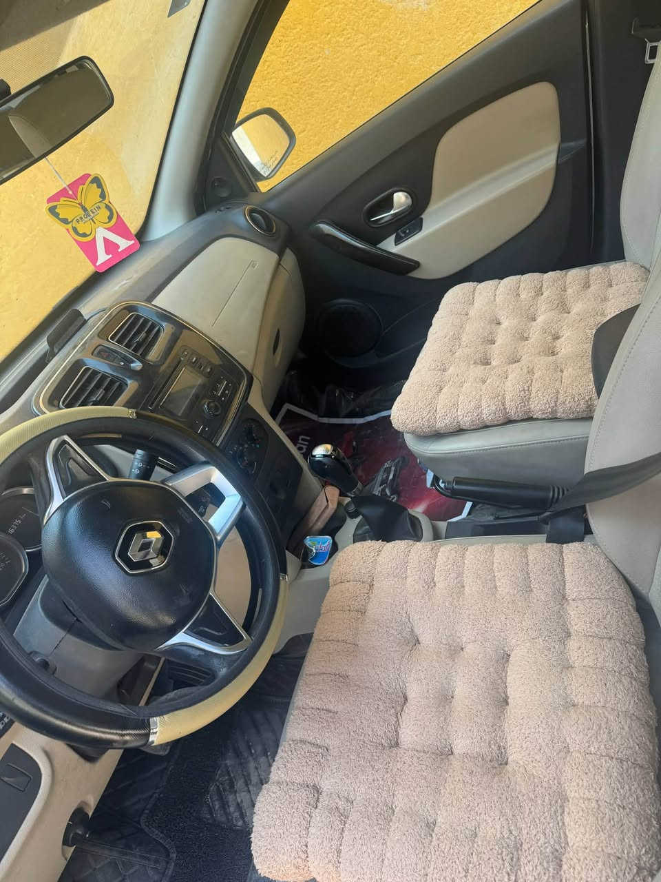 رينو سمبل
موديل 2019
لون ابيض
كير اوتماتيك
رقم بغداد تحول مباشر
سيارة حرة
سنوية 2030
بيها صبغ جاملغ خلفي وجاملغ امامي ونص البنيد
محرك 4 سلندر 1600 
تبريد شغال
حدادية ومحرك وكير خير من الله
مكان السيارة كربلاء
السعر  68ورقة وبيها مجال
للتواصل 
***********
