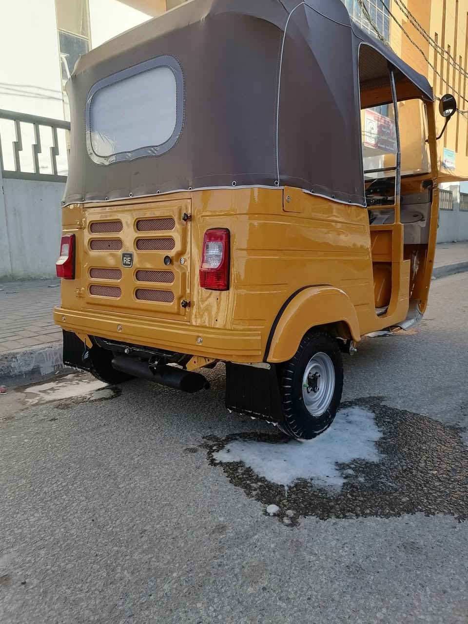 السلام عليكم ورحمة الله وبركاته من رخصت الادمن تكتك موديل 2019شهر ال11 رقم كربلاء انكليزي مشروع وطني مصبوغه عام جماليه من دون حادث او ضربه مكينه جديده تخم تاير جديد ضفيره جديده مكاني بغداد الدوره السعر اتصل وبيك خير وتدلل رقم الهاتف ***********
