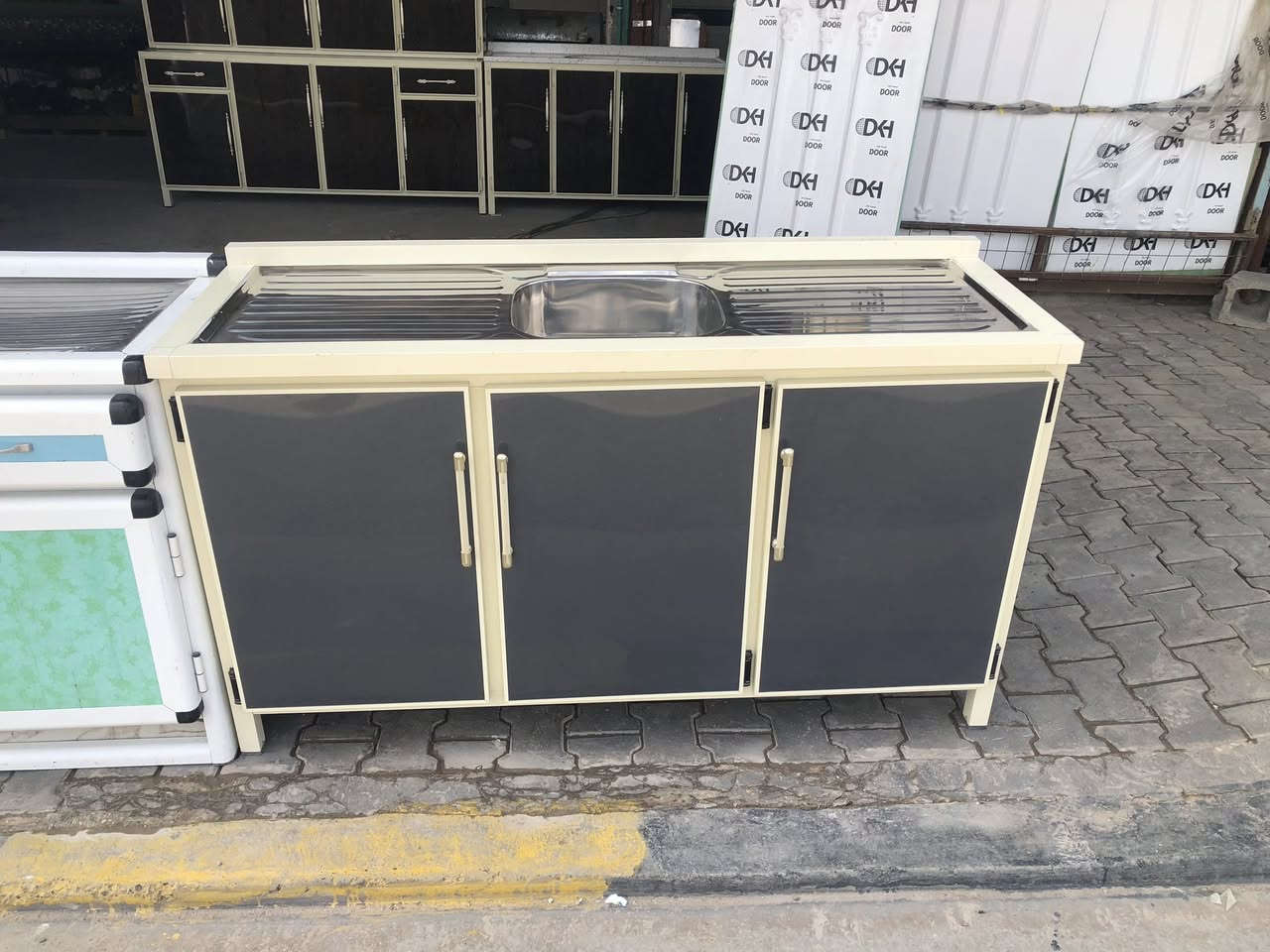 كاونترات مستخدم وجديد العنوان ناحية الطيفيه قرب مجمع بغداد ولقامشلي رقم الهاتف ‭٠٧٨٥ ٩٨٦ ٠٥٧٣‬ يوجد لدينا تثبيت ابواب وكاونترات
