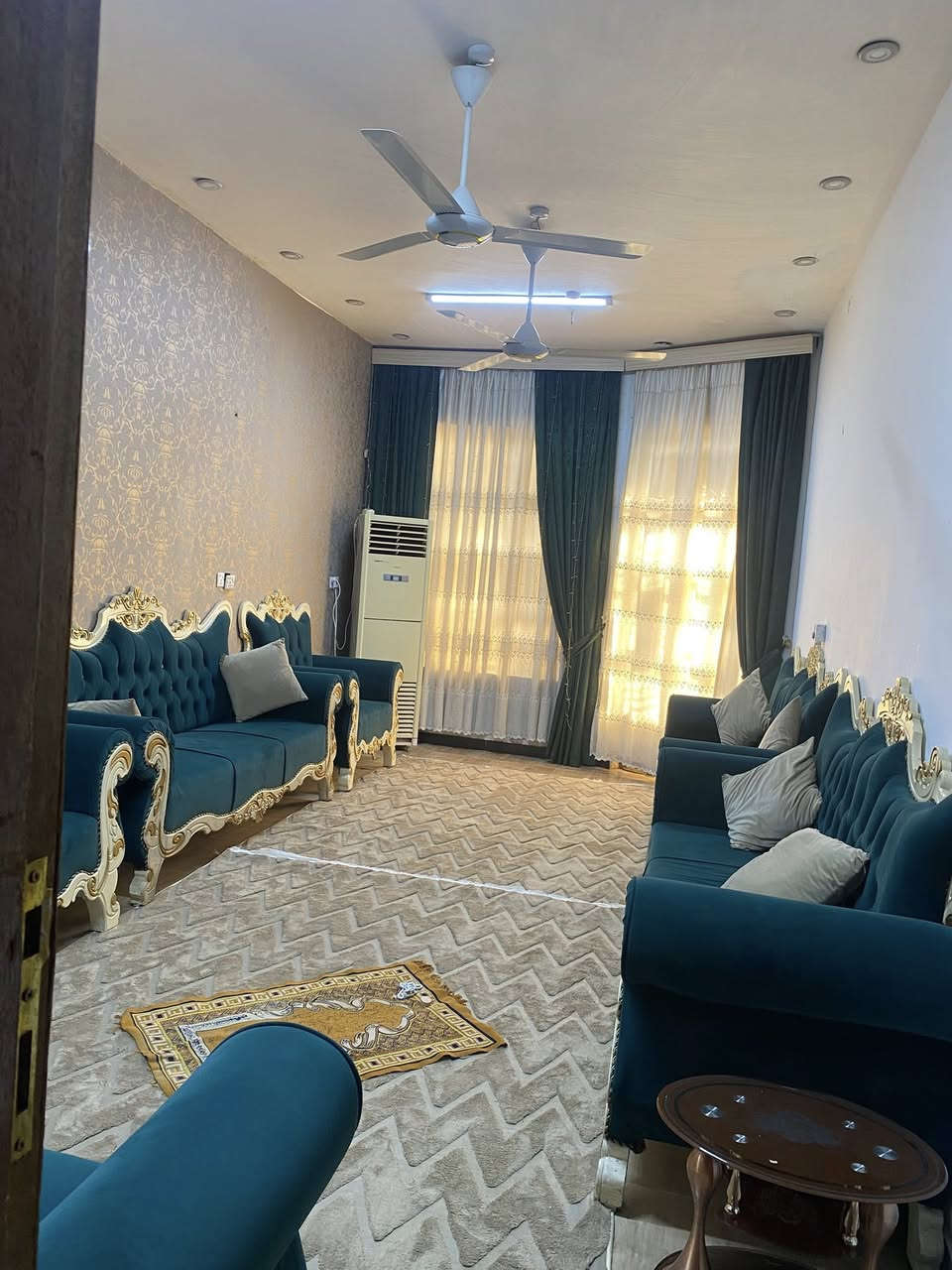 دار للبيع مساحة ١٦١ متر  واجهه ٧ نزال ٢٣ متر ملك صرف سند باسمي
بناء طابقين ونص 
الشعب حي التجار 
٥ غرف نوم 
مناور عدد ٢
كراج 
صحيات عدد ٥ 
استقبال كبير
مطبخ هول كبير 
بي ملاحظات بسيطة يحتاج ارضية الطابق الأرضي تعبانة
محجر للدرج 
تطبيك درج الطابق العلوي 
السعر ٣٨٠ مليون وبي مجال بسيط 
للاستفسار ***********
مامتواجد على الفيس بوك
