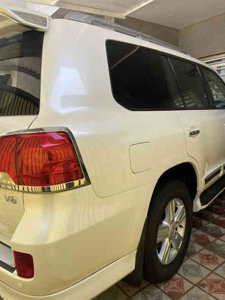 السلام عليكم 
لاندكروز موديل 2013 ابريم اصل فول 1/1رقم اربيل الدولي باسمي شخصيًا سيارة جديدة بمعنى الكلمة كفالة حتى الدعاميات من قطرة صبغ ماشيه150 استخدام شخصي مكينه 8 4600 
السعر 425 
للاستفسار ***********
***********
