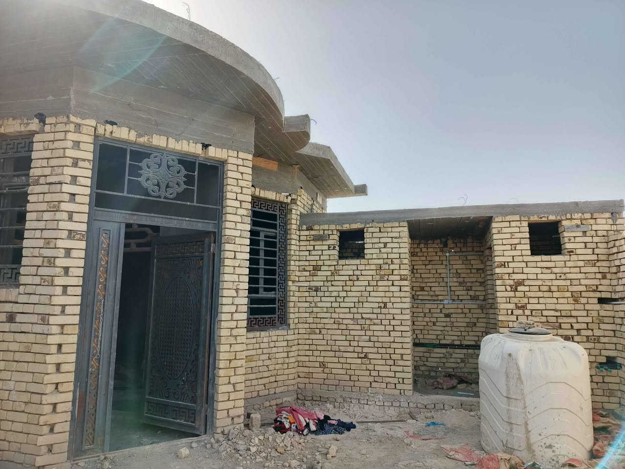 بيت بناء جديد طابوق وصب كونكريت قيد الانشاء ناقصه بس بياض وارضيه مساحة 200 بالصخيين قرب الملعب الخماسي
يتكون من غرفتين ومطبخ واستقبال وهولين وحمام داخلي ومجموعة صحيات خارجيه ومناور عدد 2 
السعر 55 وبي مجال .
للاستفسار الاتصال على الارقام.

*********** // *********** ناصرية, ذي قار

