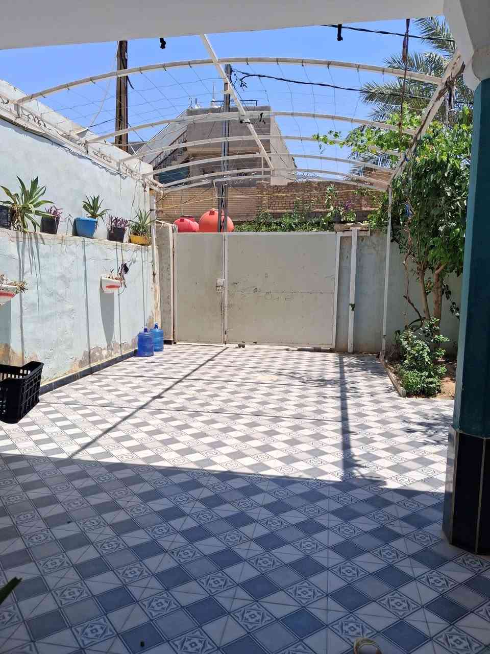 اللهم صلي على محمد وآل محمد  سلام عليكم عندي بيت طابو صرف مساحه 260 بي ستقبال  +هول ومطبخ وغرفتين نوم  طرمه جبيره وحديقه مغاسل خارجيه  قاط واحد صطح شتايكر  كامل اي نقص مابي موقعه شهربان حي الجهاد الثانيه رايد مراوس بقطعه وجه ساحه ماريد داخل فرع  او بيع سعره 70 وبي مجال ***********
