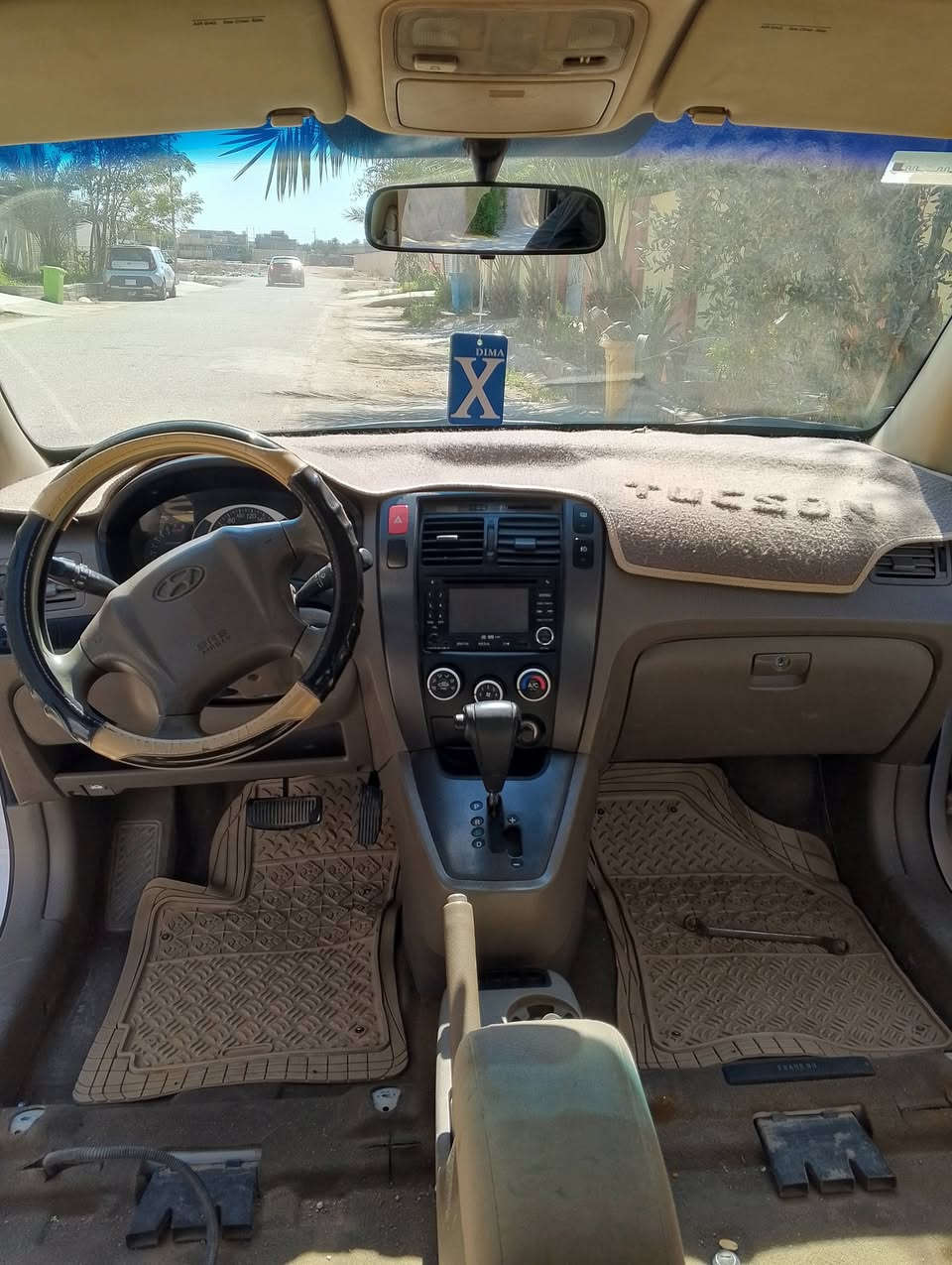 السلام عليكم للبيع توسان موديل 2009بسمي السياره جديده بمعنى الكلمه تبريد شغال بلاديه  بدون قطره صبغ حداديه تخم تاير كله جديد المكان بابل الحصوه ناحيه الاسكندريه الاتصال على رقم فقط ***********
