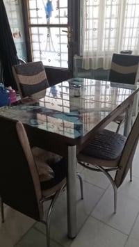 ميز طعام للبيع للإستفسار على الرقم 07818228425