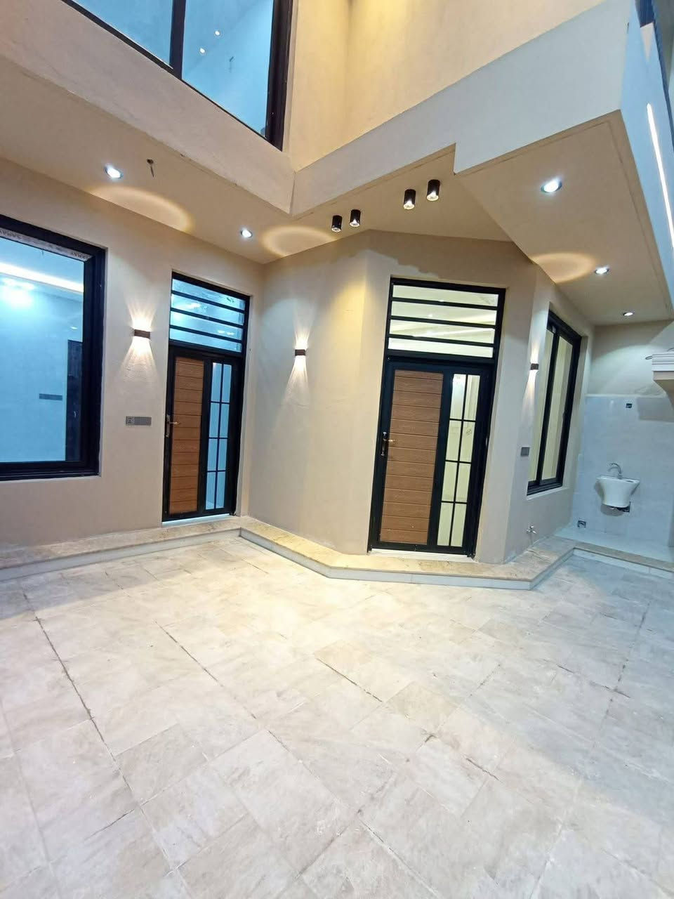 دار للبيع حله نادر حي الزيتون المساحه 190متر طابقين الطابق الارضي صاله كلدور مطبخ مجمع صحيات عدد 3الطابق الثاني غرفتين ومجمع صحيات وكلدور كامل مامسكون بناء 2026 كراج سياره مكتب علاء للعقارات حله نادر شارع الخدمي فرع اسواق الجمل التصال ع الرقام التاليه ***********/***********
