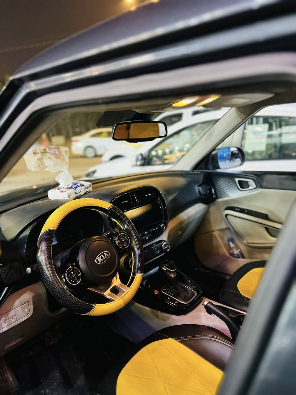 السلام عليكم كيا سول موديل 2020 السياره فول من عدا الفتحه 
١:كرسي كهرباء 
٢:كشنات تدفئه تبريد 
٣:بصمه 
:٤دخول بدون بصمه
٥:حساسات ركن
٦:كامريه خلفيه 
٧:ماشيه32الف 
بنيد صبغ ولباب وبيه شكم قطعه بارد قليلة }
للإستفسار على هذا الرقم   ***********
