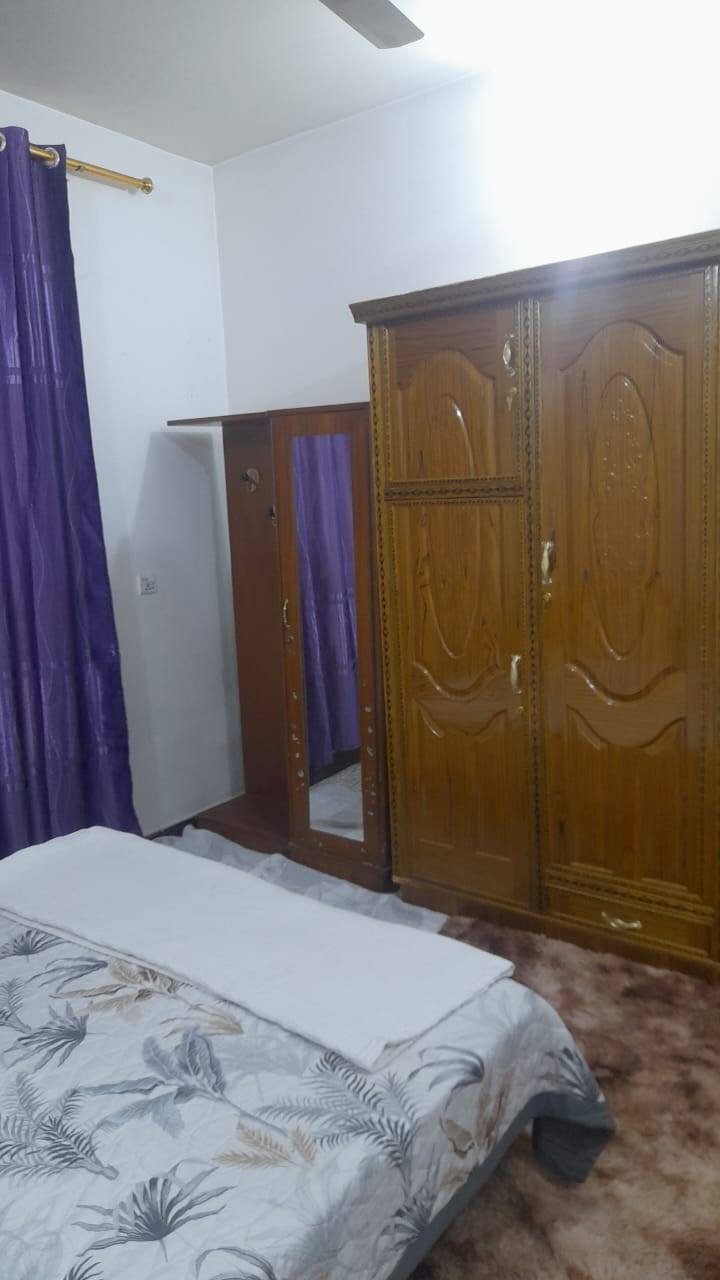 السلام عليكم ..شكرا لأدارة الكروب ..للأيجار شقة مؤثثة ط ١ للطالبات او عائلة صغيرة ..العنوان الدورة شارع ٦٠ متكونة من غرفة نوم واحدة  ...للعلم الايجار شامل النت والسحب والكهرباء الوطني والماء  ...بدون دلالية .  للمعلومات الاستفسار  *********** ..واتس اب او مازنجر  ...الصور مرفقة واعتذر ما اجاوب ع التعليقات مع جل الاحترام  .
