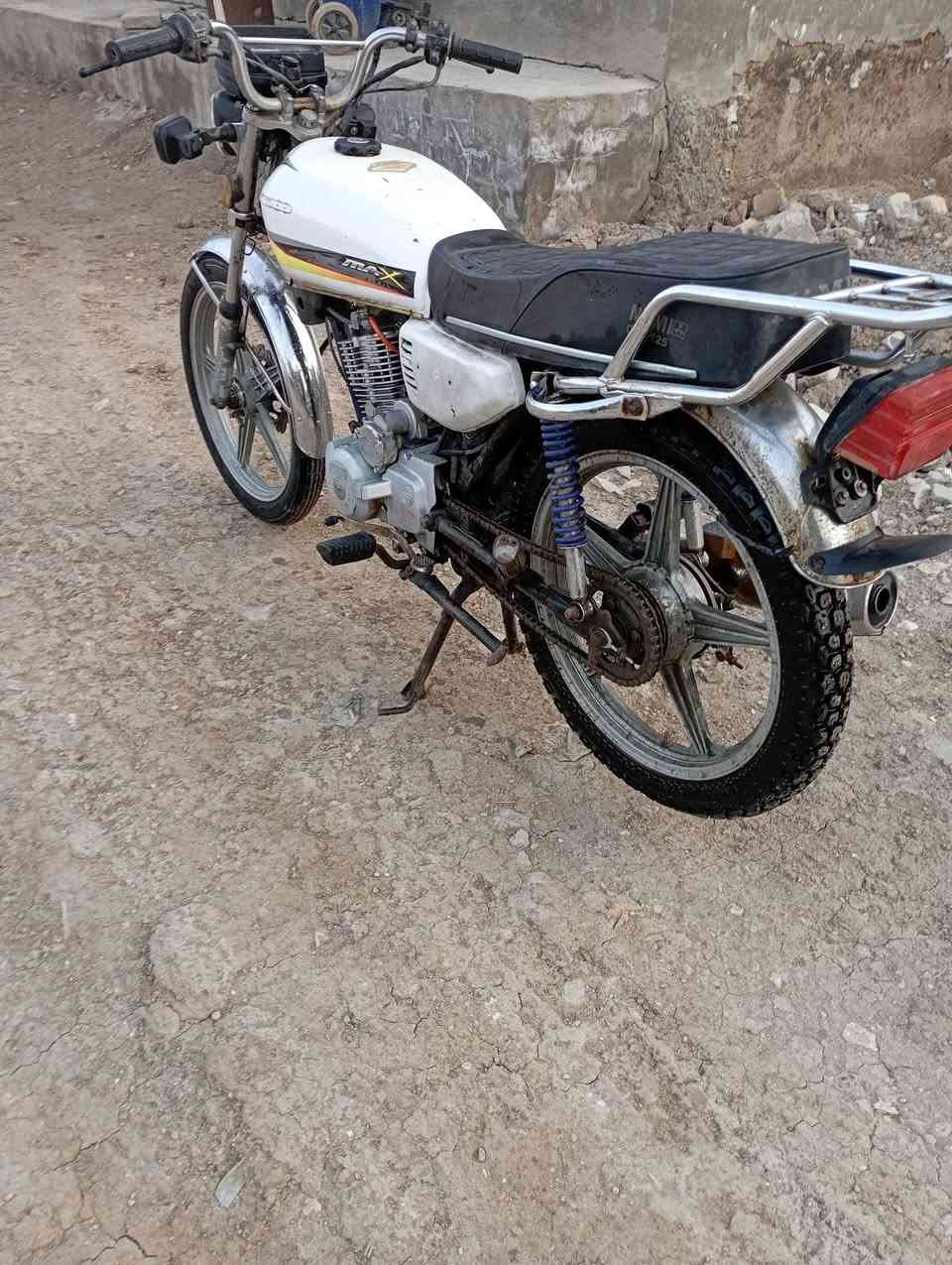 السلام عليكم دراجه سيفان للبيع موديل 19 اوراق دراجه نضيفه السعر 350وبيه مجال للشراي  المكان الحمزة الغربي ***********
