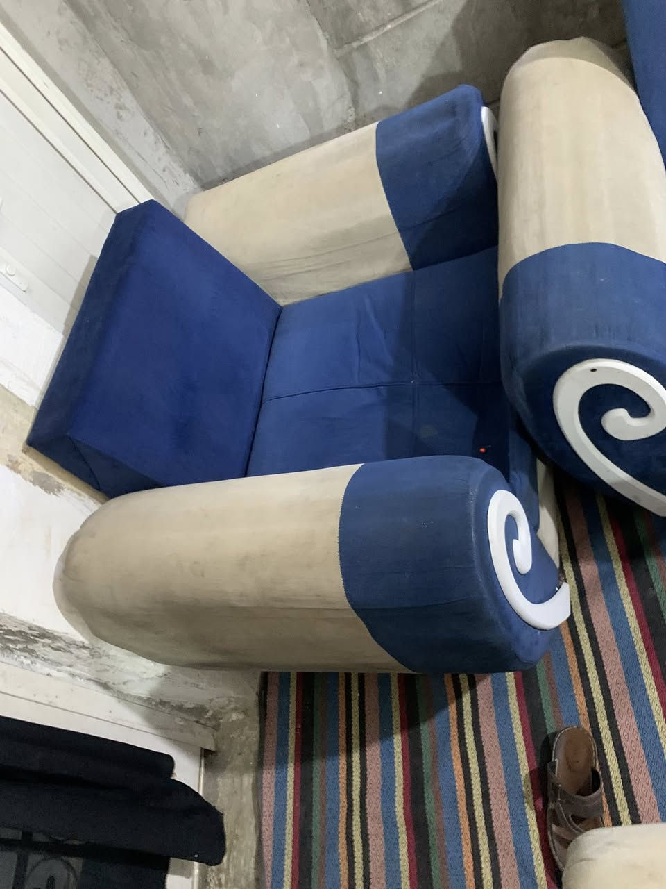 تخم 10 مقاعد هل موجود. سعر 100. عنوان حله نادر ثالثه ***********
