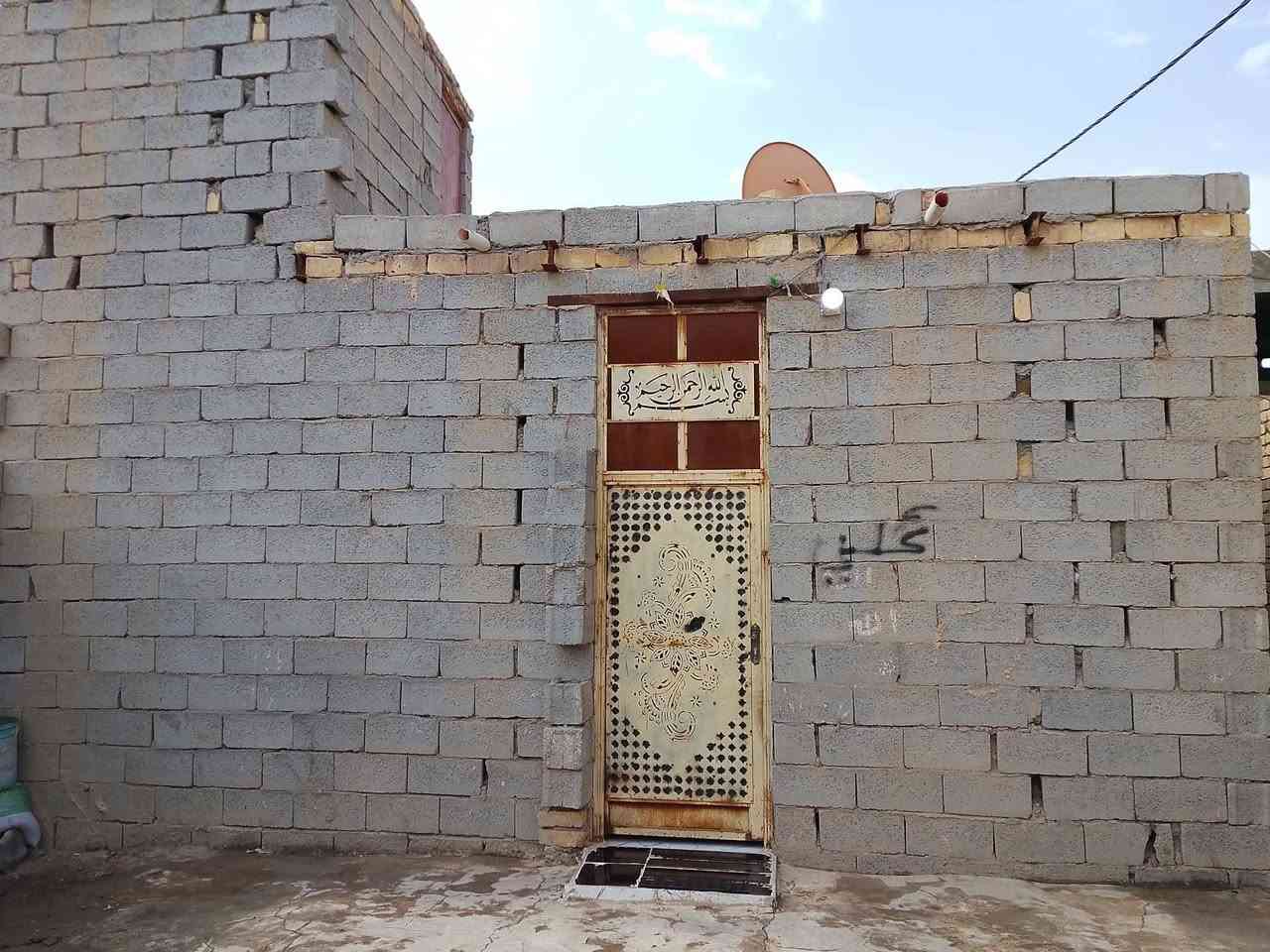 دار لبيع مساحه  130م متكونه من غرفه 6في4 وصاله 7في 4 ومطبخ 4في 3 وديوانيه نقص بعده مامبنيه  6في 4 العنوان حاوي العباس خلف شارع الوارد يبعد عن تبليط تقريب 40متر كافت الخدمات متوفره سعر27 ........***********
