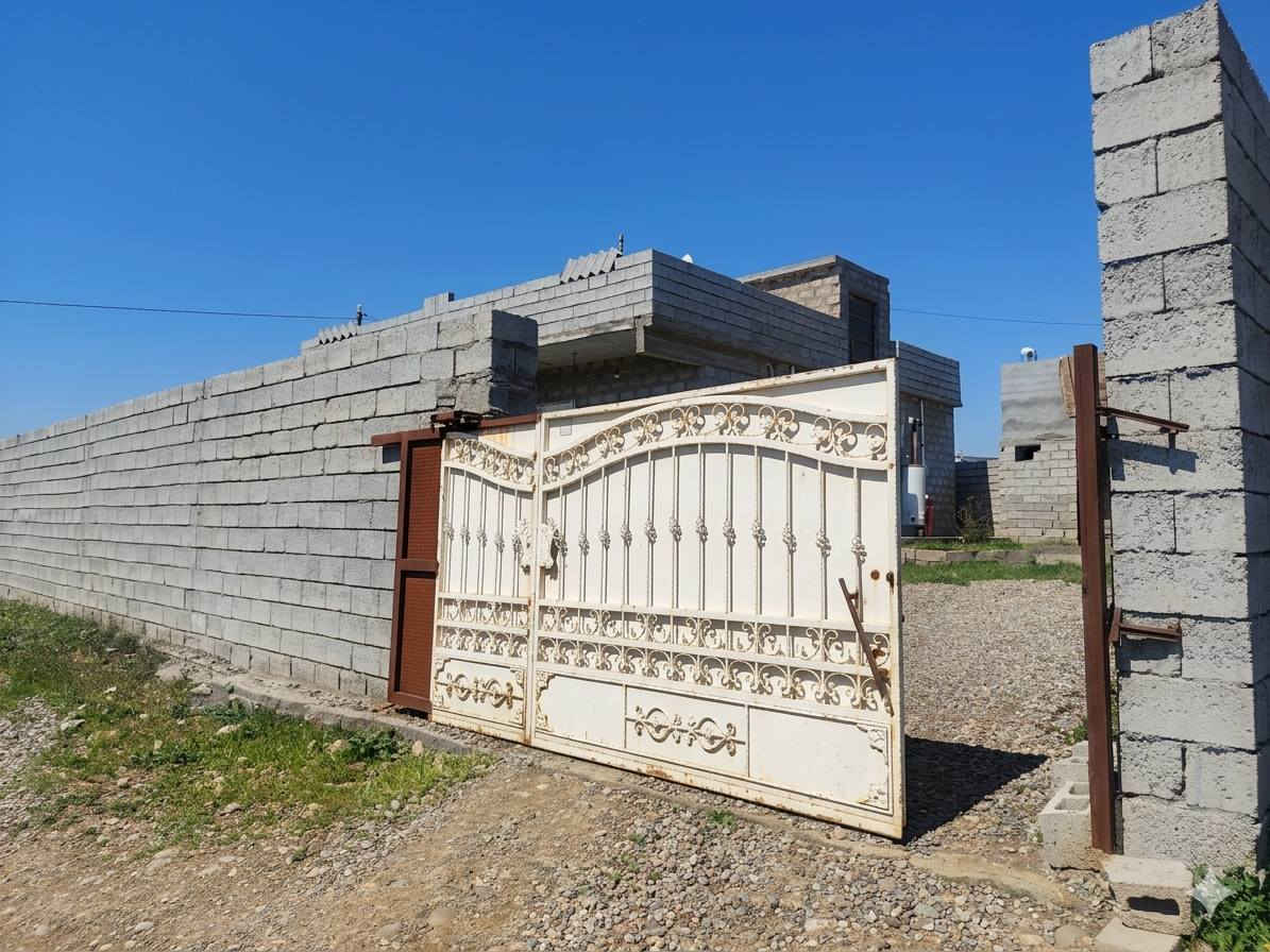 السلام عليكم بيت للبيع جيران مثنى الكشخات وطه اليوسف  مساحه 600 البيت خريطه رقم 1 السعر 42 مليون وبيها مجال ويرهم قسط اذا مقدمه زينه *********** 
البيت جاهز للسكن
