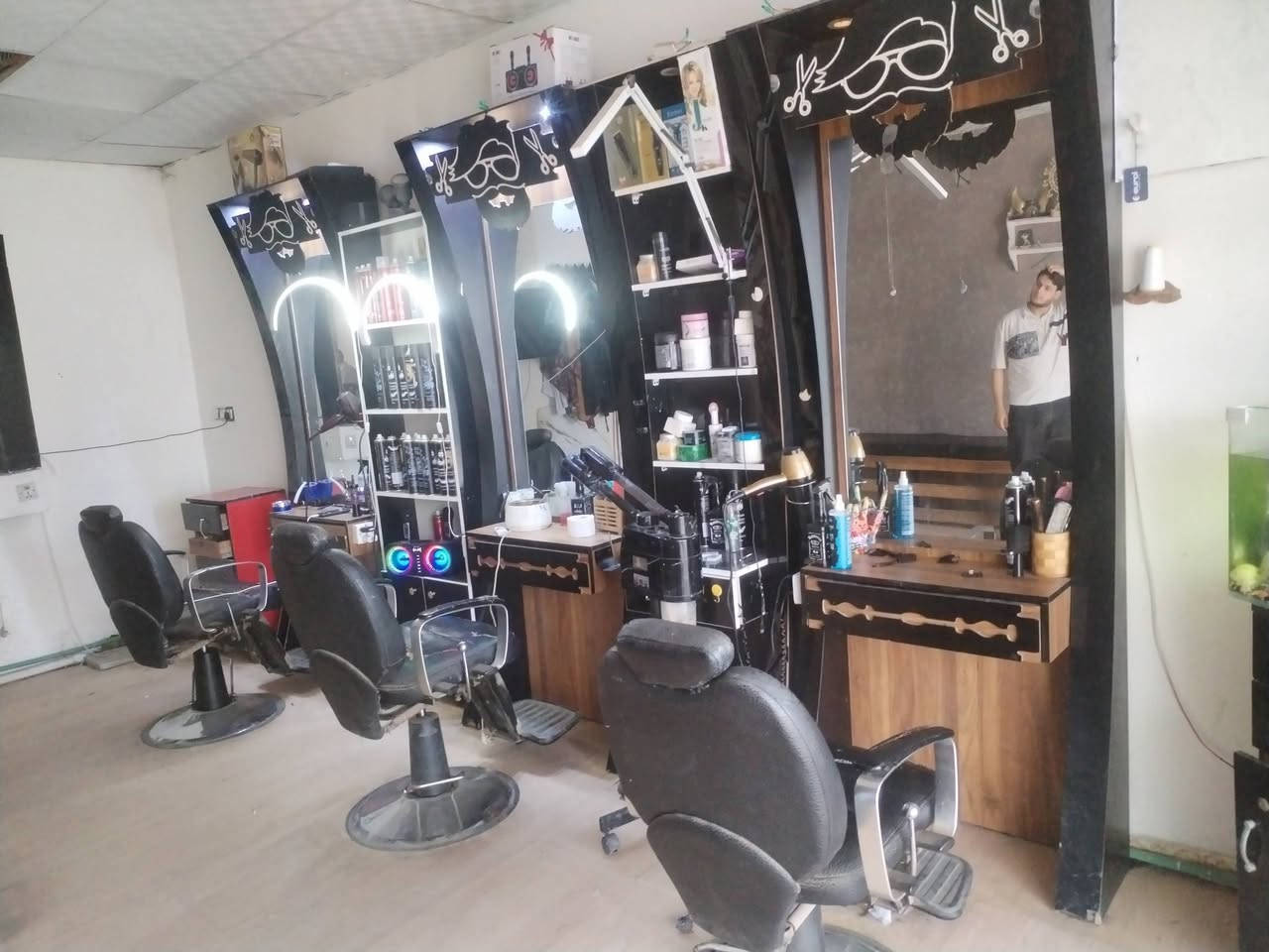 السلام عليكم ٣ميوزه و٣كراسي و٢ فاترينات وميوزه صغار ثنين وحوض سمك كامل  للبيع قيمهن واخذهن مكاني الشرطه الخامسه ***********
