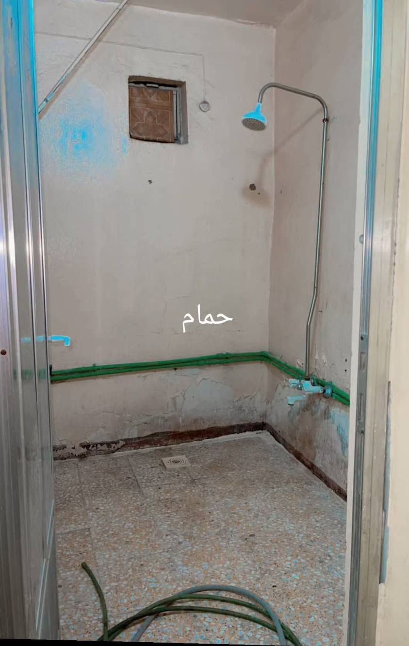 شقه كبيره في الأمن الداخلي قرب شارع الزبير عل شارع العام يم مدرسة الفراهيدي الأيجار تحتوب عل دايوانيه كبيره خارجيه معزوله الوحدها أو غرفتين نوم أو صحيات داخل البيت أو مطبخ او صطح الأيجار 500    ***********. الأستفسار
