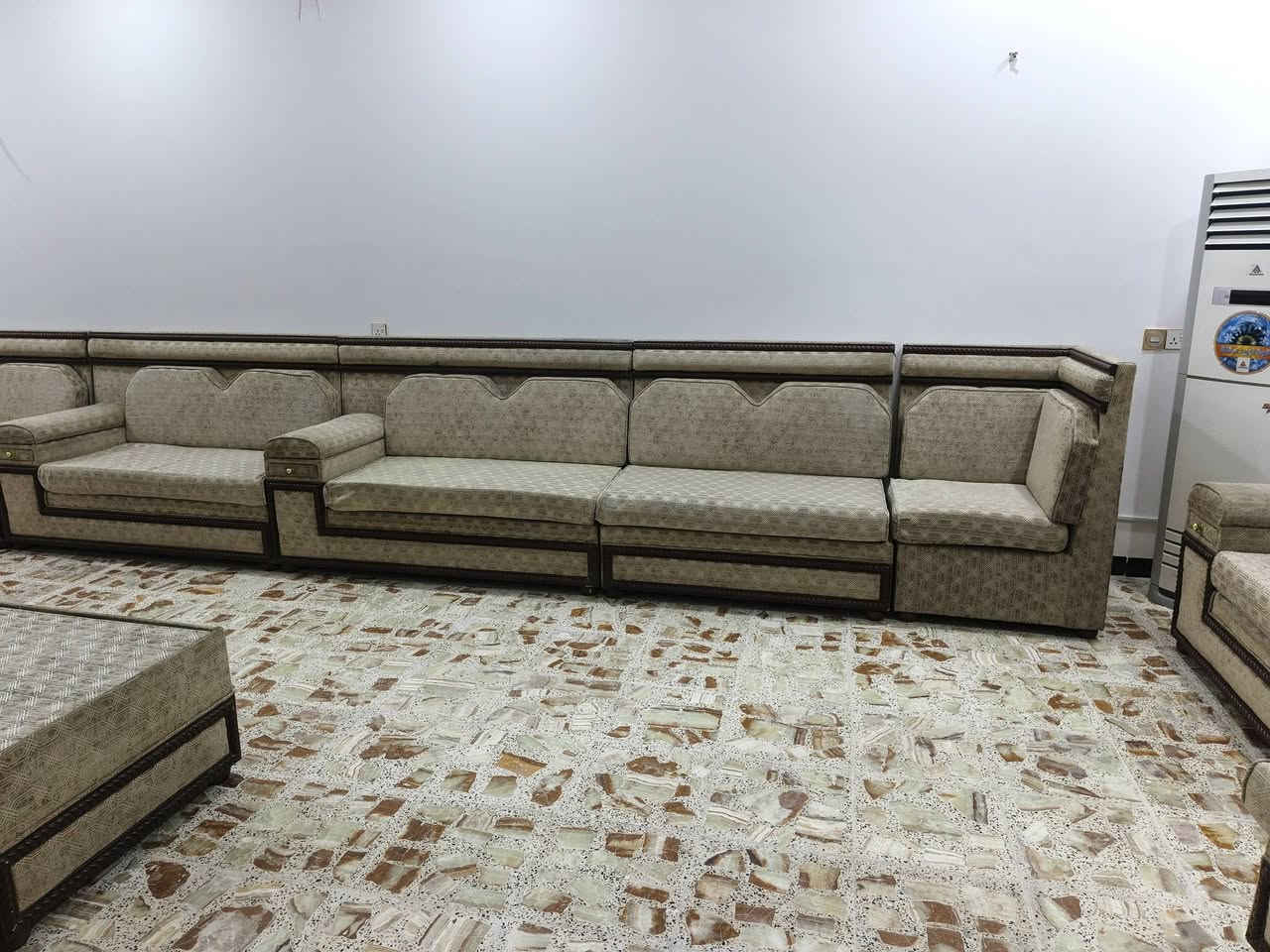 السلام عليكم ديوان خشب درجة اولى كويتي ٢٠ مقعد السعر 500
مكاني الحسينية مال راشدية 
***********
