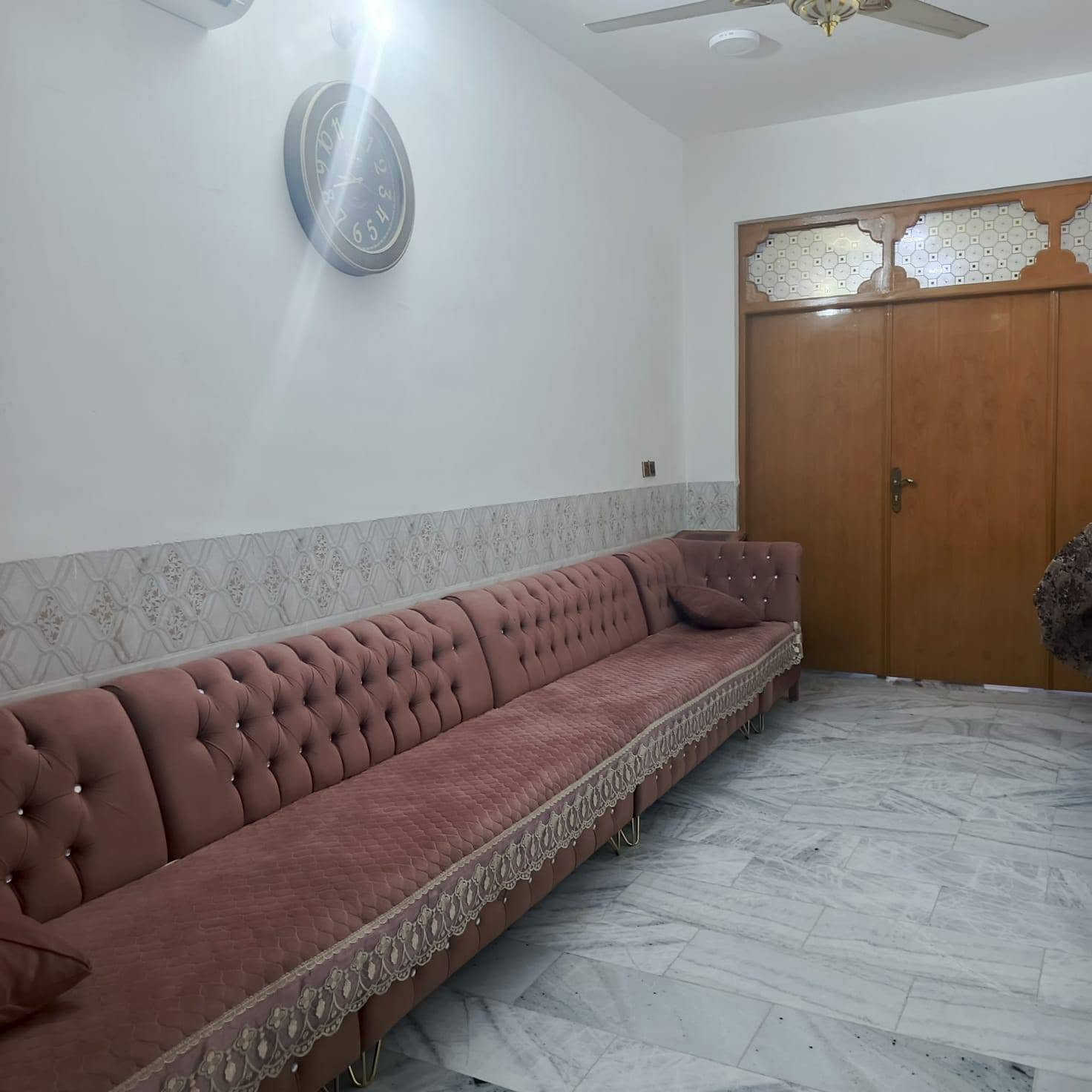 بيت للبيع في حي المكرمة
المساحة 135م طابقين بناء حديث 2023  تسكام درجة اولى ارضيه مرمر تركي يحتوي على اربع غرف نوم كبار وصالة عدد 2 واستقبال ومنور و صحيات عدد 3 وكراج سياره .
الاتصال واتساب ***********
