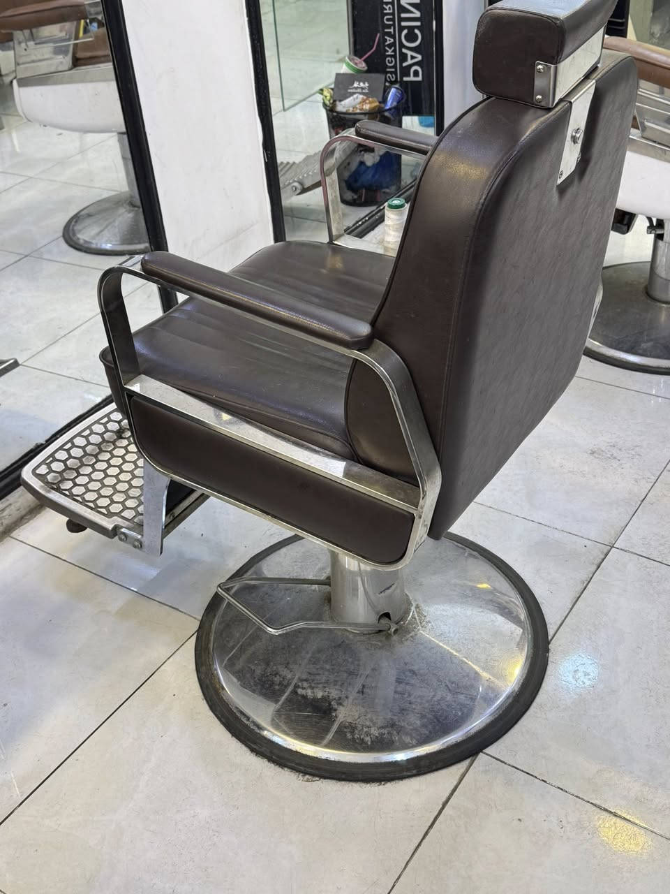 السلام عليكم
للبيع:
كرسي حلاقة + عربانة حلاقة (عدد 2)
فنفة جلد (عدد 2)
قنفة وحدة
العنوان: بغداد – الكرادة
للاستفسار الاتصال على رقم أخويه: ***********
