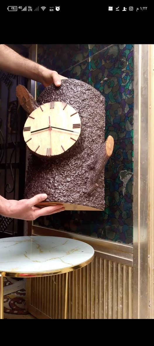 🪵 ساعة "روح الطبيعة" اليدوية - فن وإتقان 🪵

لكل من يعشق التميز والديكورات المستوحاة من الطبيعة، نقدم لكم ساعاتنا اليدوية المشغولة بحرفية فنية عالية، لتكون قطعة مركزية تخطف الأنظار في منزلك أو مكتبك.

المواصفات الفنية والجودة:

الهيكل: قاعدة وسقف وظهير من خشب المعاكس المتين لضمان الصلابة.

التصميم: مقدمة مقوسة من الكرتون المقوى، معالجة بطبقة "درع" تمنحها ملمس ولون لحاء الشجر الحقيقي.

الطلاء: مصبوغة يدوياً على مراحل لضمان ثبات اللون وواقعية مذهلة.

الماكينة: محرك (ماكينة) صيني عالي الجودة لضمان دقة الوقت.

القياسات والأسعار: نقدم لك خيارين يناسبان مساحة جدارك:

1️⃣ الحجم الكبير (الفخم): 📏 الارتفاع: 50 سم | العرض: 30 سم 💰السعر20.000] د.ع

2️⃣ الحجم المتوسط (الأنيق): 📏 الارتفاع: 45 سم | العرض: 30 سم 💰 السعر: 20.000] د.ع

لماذا تقتني هذه الساعة؟ ✅ صناعة يدوية: كل قطعة هي لوحة فنية فريدة وليست مجرد منتج تجاري. ✅ وزن مثالي: تصميم هندسي يجمع بين المتانة وخفة الوزن لسهولة التعليق. ✅ هدية فاخرة: اختيار مثالي لهدايا المنازل أو المكاتب. بغداد, العراق


**إذا كنت صاحب هذا الإعلان وتريد حذفه لأي سبب، رجاءا أرسل رسالة إلى الدعم الفني**