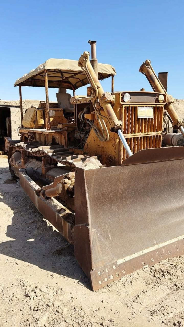 للبيع  بلدوزر كماتسو موديل 85 حجم 85 نضيفه جاهزه للشغل ارقام او سنويه كامله  مكان الانبار ***********
