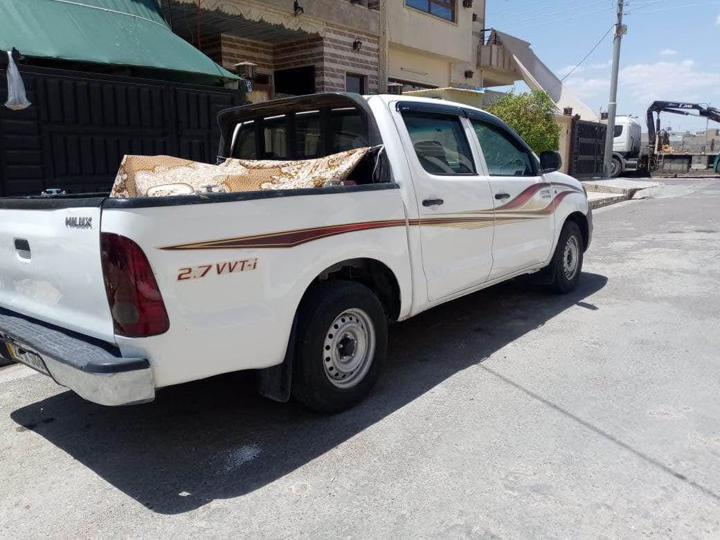 Hilux 2008 
قەترەی سبوغی نیە  پێش و پشتی کەپسە 
کەمێک ساردی هەیە ماباقی دار و بەردی بەشەرتە 
مەکینەی کرایتەوە بەس گێر و مەکینەی بەشەرت 
سەنەوی و رەقەمی تازەیە تایەی تازەیە لۆکە 
*********** أربيل, العراق
