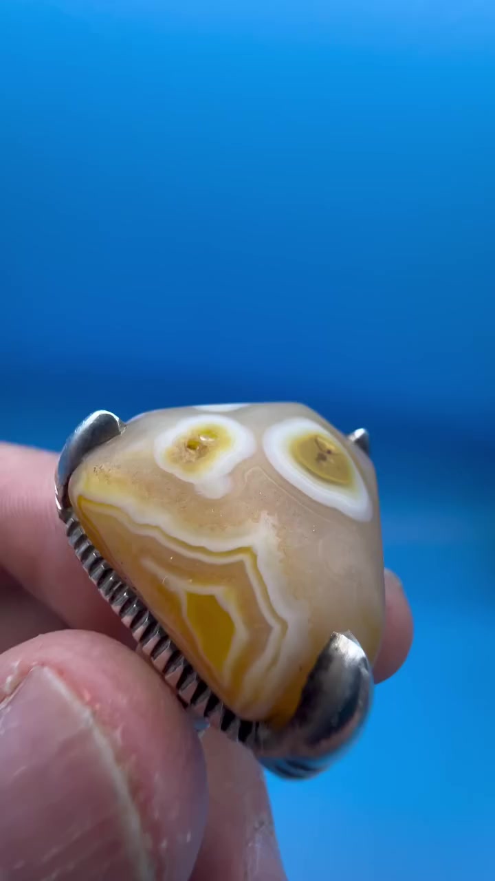 سليماني تحفه بحجم كبير قديم ملاكط العنوان الكوت للاستفسار الاتصال على ***********
