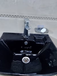 مغسلة تعليق • بدون خلاط • مستعمل قليل