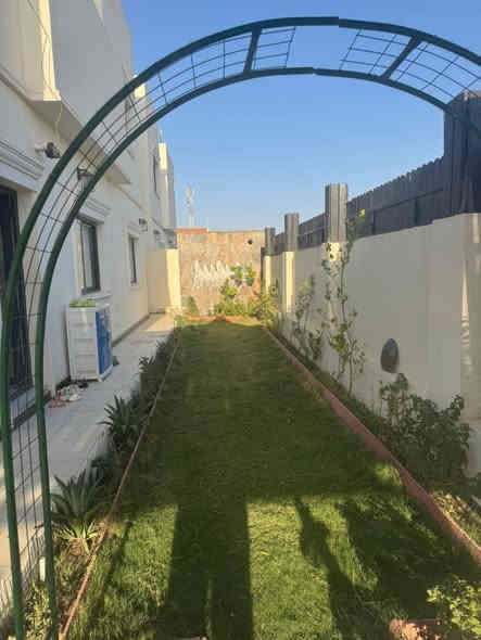 يا الله /تم تخفيض السعر 
دار للبيع في مجمع السلام رقم 152 الزون الثاني مساحة 250 ركن فيه اضافة بناء يتكون من طابقين الطابق الاعلى أربع غرف نوم مع مجموعة صحية عدد إثنان والطابق الاسفل يتكون من غرفتين نوم مع صالة مع صالة مع إستقبال مع مطبخ مع مجموعتين صحية خارج وداخل مع حديقة خارجية وداخلية مع كراج الارضية بورسلاين علما إنه مطلوب للمبادرة100 مليون تسديد شهري 549 الف وعلما إن المجمع مجهز من كافة الخدمات و نظام سكيورتي على الراغب في الشراء وللاستفسار اكثر مراجعة مكتب الشهد للعقار في خدمي حي الجزائر مقابل مصرف الجنوب الإسلامي أو الاتصال على الأرقام التالية 
***********
***********
