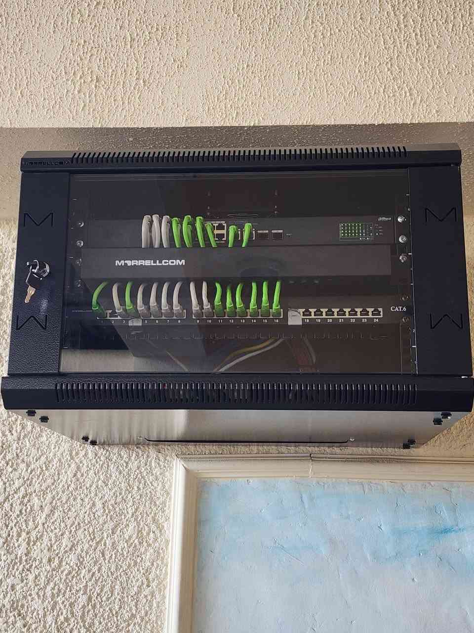 تنصيب كامرات المراقبه للمشاريع والبيوت والبنايات 
تنصيب ستلايت مركزي 
منضومات صوتيه 
بدالات اتصال
اقفال ذكيه
شبكات الانترنيت الداخليه  
***********
