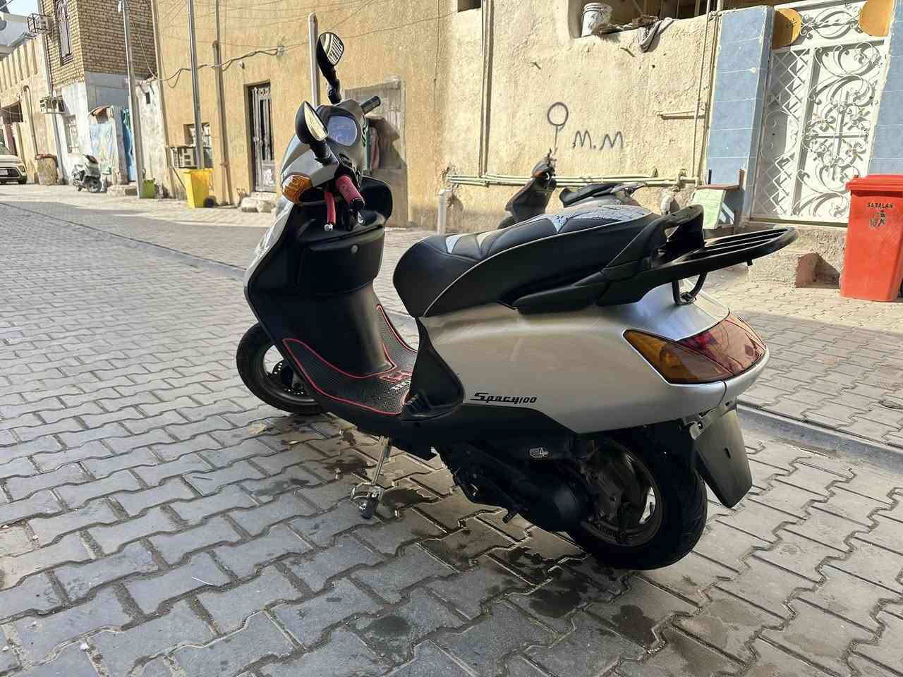 السلام عليكم سبيسي ياباني للبيع دراجه نظيفه كلش كلشي شغال بيهه مفتوحه مره وحده ناعمه خرسه المكينه كلشي ما تصرف عليهه ***********
