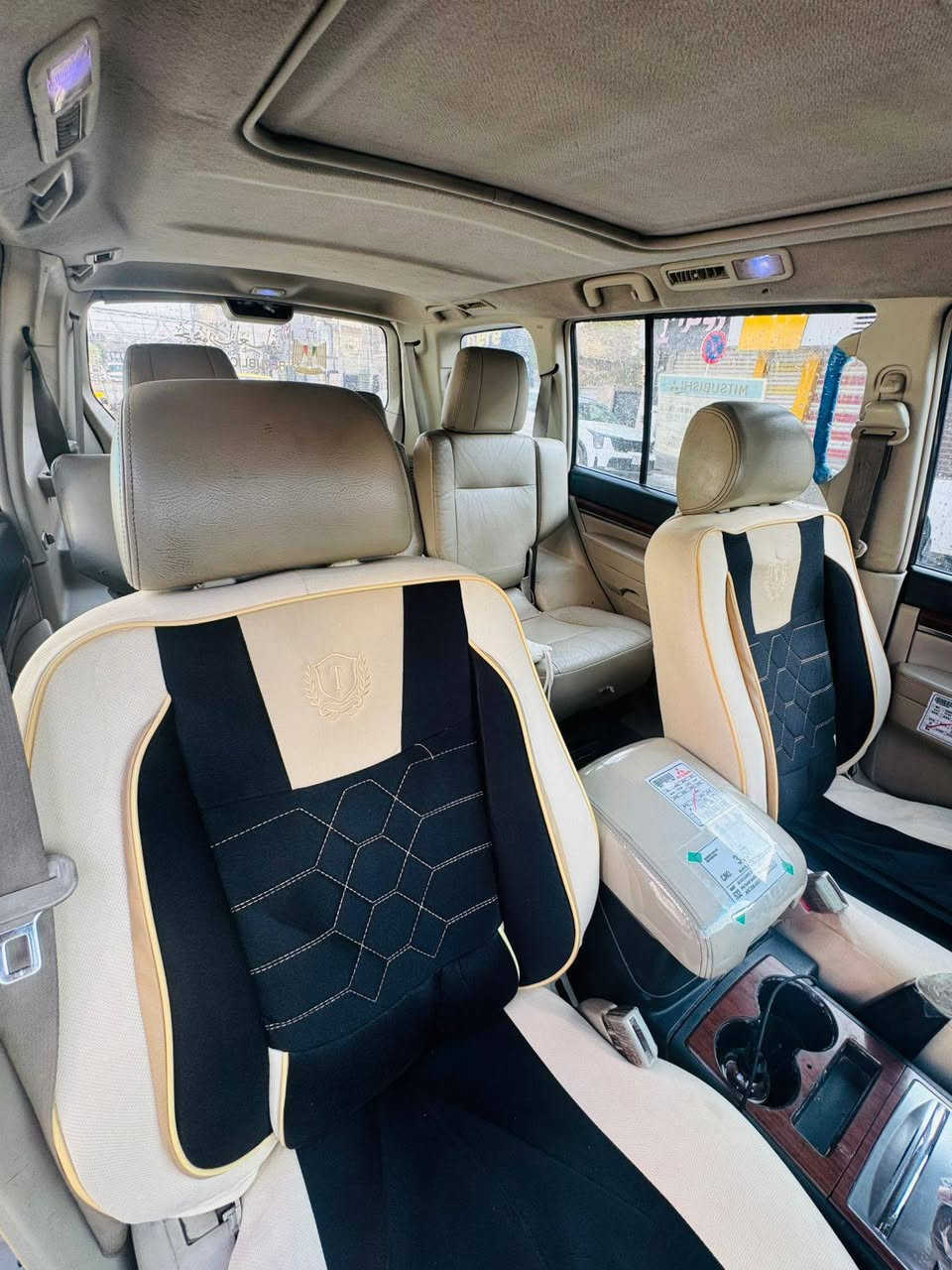 السلام عليكم #بيع او #مراوس
#مراوس دوج دارنكوا او كرفان او شوفر ليت اي شي ٧ راكب موديل فوق ٢٠١٠
#باجيرو #للبيع او #مراوس. 
موديل 2008 بغداد رقم انكليزي
المحرك 3000 . ماشية 175 الف .
اللون رصاصي .الرقم انكليزي حديث.  سنويه لل 2028 السيارة بأسمي تحويل على طول المواصفات . تحكم ستيرن . تبريد 3 قطع فول . شاشه لمس . كامرة خلفيه . حساس بگ . مرايات شفط . سلاد روف ( فتحه سقف بنوراما ) . مثبت سرعه كروز . ثلاجه بل فرس.7 راكب .انارة زنون عالي وناصي وبلوجكتر . تدفئه وتبريد بلمقاعد .كشنات كهرباء . جام كهربائي وجامه السايق اوتو . قفل الاباواب والنوافذ تحكم جهة السايق . بلوجكتر ضبابي خلفي .الفئه GLS .
شاشات خلفيه بلمقاعد(مفصولات) 
.مانع تزحلق . فتح واقفال الاباواب والمري شفط عن بعد . نضام ازاله الضباب اثناء المطر . مضخه ماء خلفيه . المكان بغداد .   السيارة مسويلها ادامه . محرك جاهز . مبدل بلكات ومنضف نوزلات . ودهنها لكي مولي الالماني . مبدل تخم تاير قبل شهر كير ومحرك وحداديه وكهربائيات جاهزة من كلشي خير من الله
*********** رقمي الخاص مفتوح بكل وقت بيه واتساب
