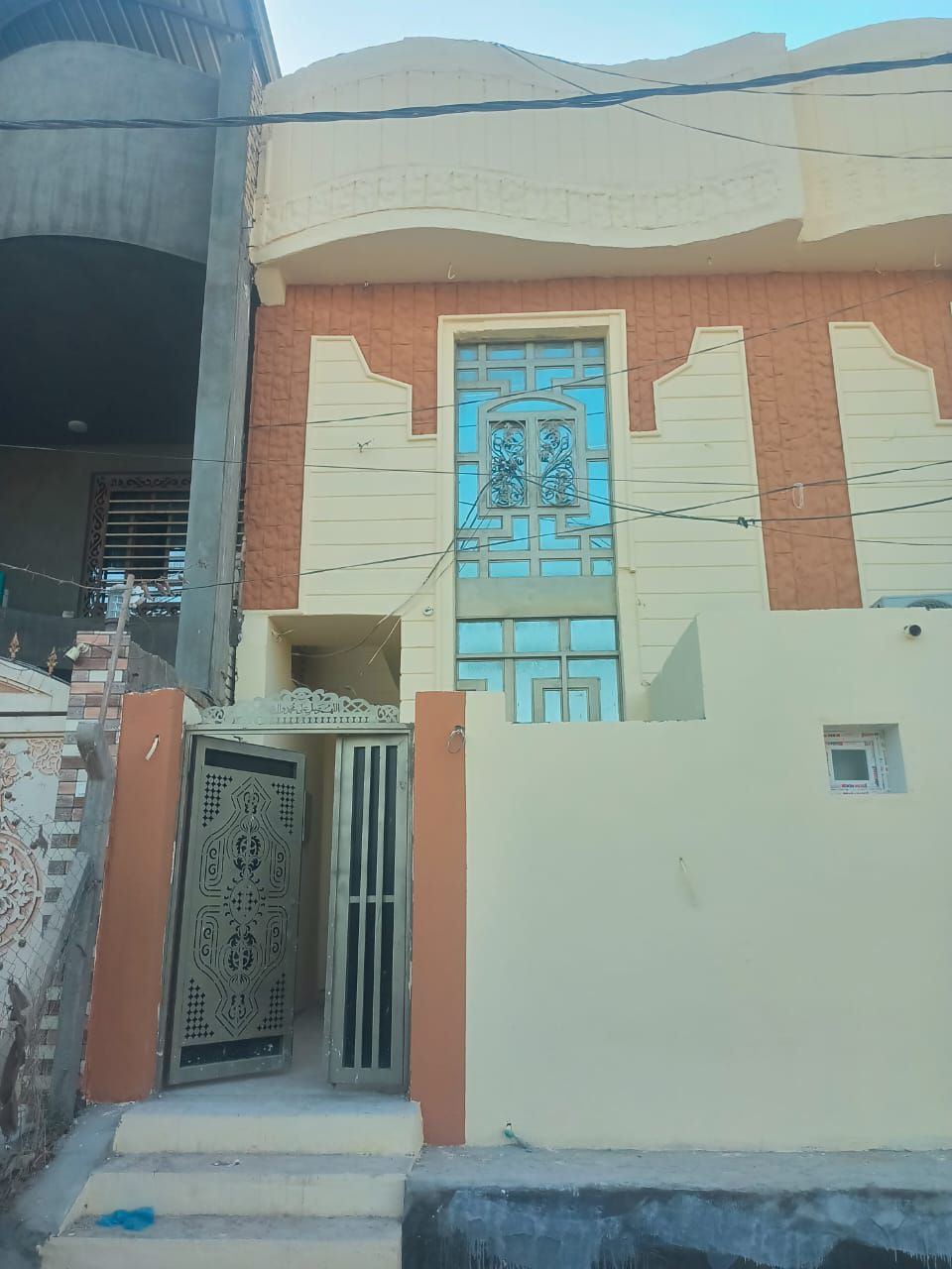 بيت 100متر طابقين بالنداء للبيع نظيف فارغ وجاهز للسكن شارع 15وساحه مقابيل المشتل البيت سند حر مداور ثاني يوم البيت كاشي وسيراميك بيت كامل منطقه 48المربع الذهبي خامس عرصه عن شارع المكاتب 

السعر 100مليون وبيه مجال للشراي

***********
***********
