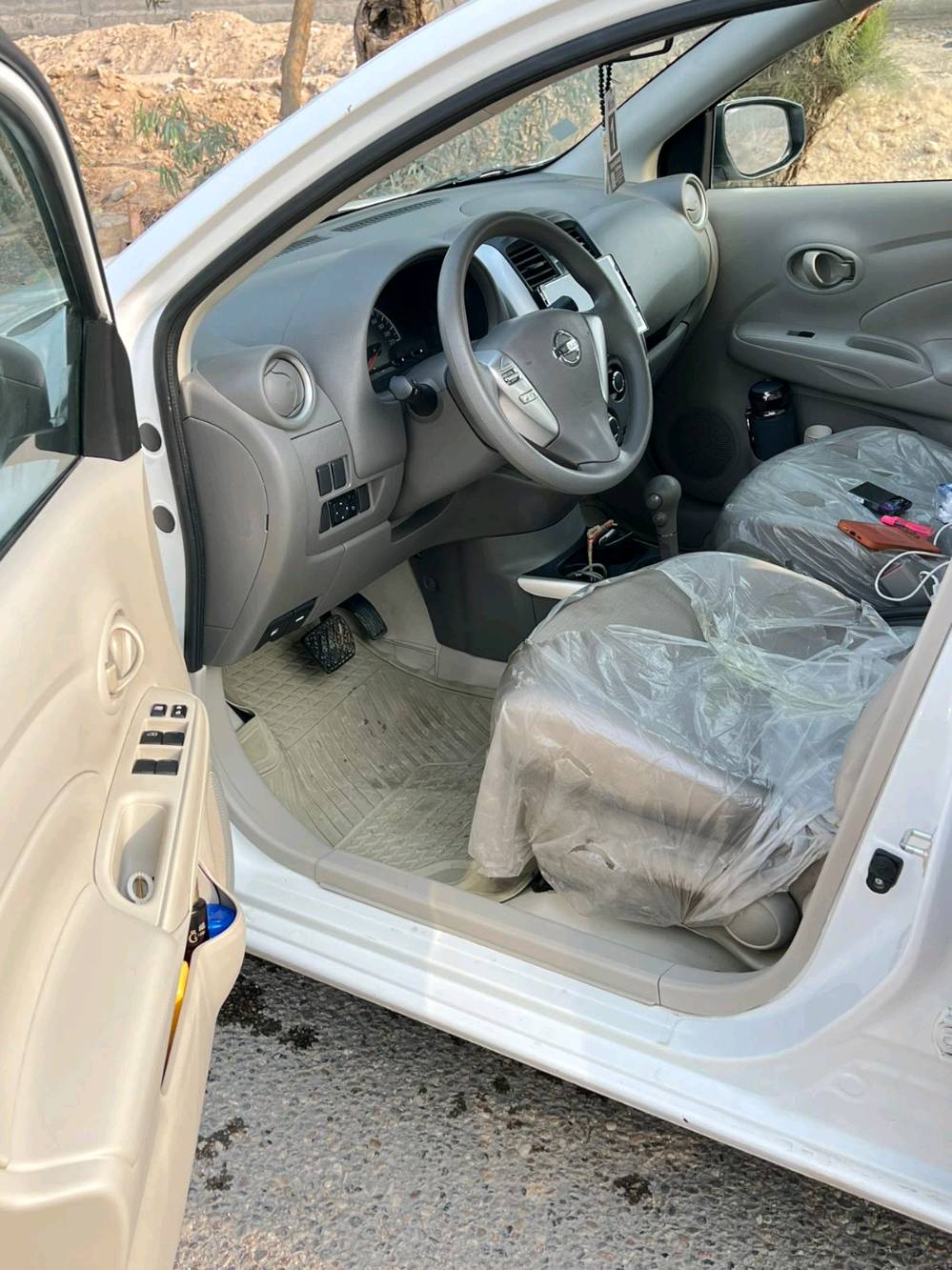 نيسان سني 2024 مكفوله ما عدى شخط بالجاملغ موضح بالصوره اما الباقي مكفول حتى من البارد 
السياره جاهزه وخير من الله 
موصفاتها معروفه 
دواخل بيجي 
شاشه 
كامره 
تحكمات استيرن 
العنوان البصره 
السعر 120 وبيها مجال للشراي 