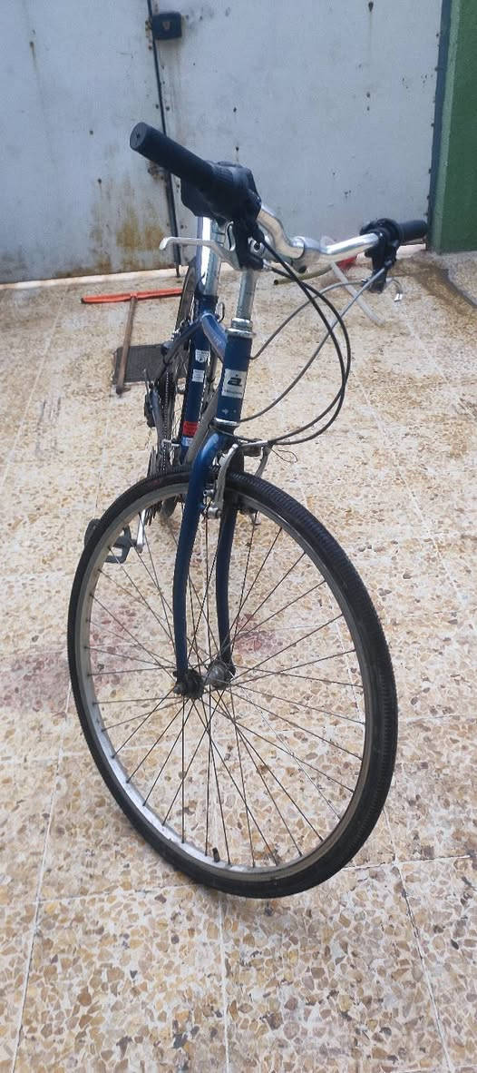 السلام عليكم للبيع  بايسكل ماركه سباق حجم 27 كيرين شغال و اسطوبات شغال وتايرات جداد ولشه هم نضيفا الصوره تحكم نضافه عنوان موصل جانب الايمن
السعر 90
***********
***********
