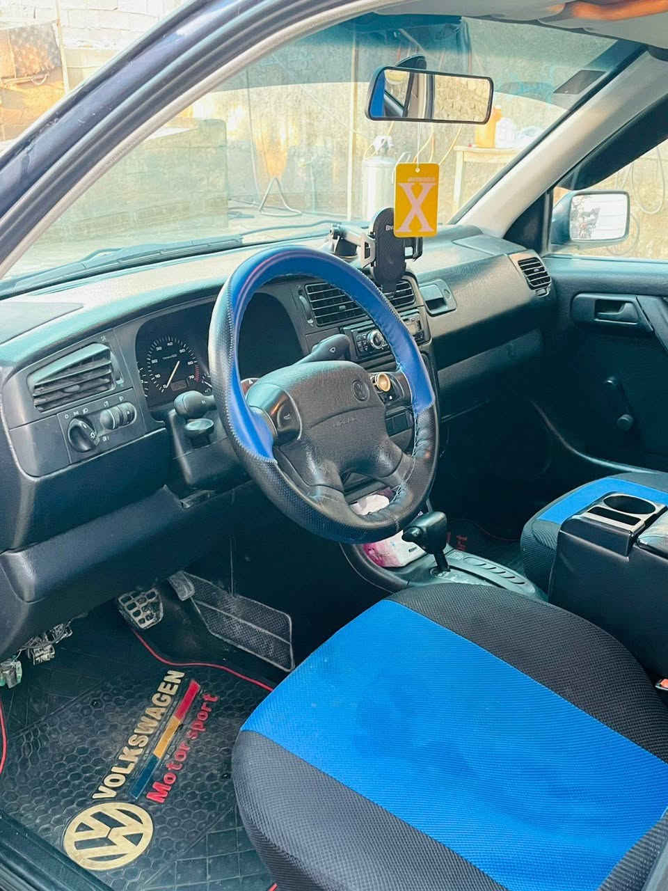 السلام عليكم.... من رخصة الادمن 

سيارة فولكس واكن كولف 
🔹️موديل 1993
🔹️رقم بغداد 
🔹️محرك 2000
🔹️كهربائيات شغالة 
🔹️تبريد شغال
🔹️كير اوتوماتيك - ميكانيكي
🔹️محركها نظيف 

السعر  4700$   47 ورقة   وبيها مجال 
مكان السيارة الانبار  ***********
